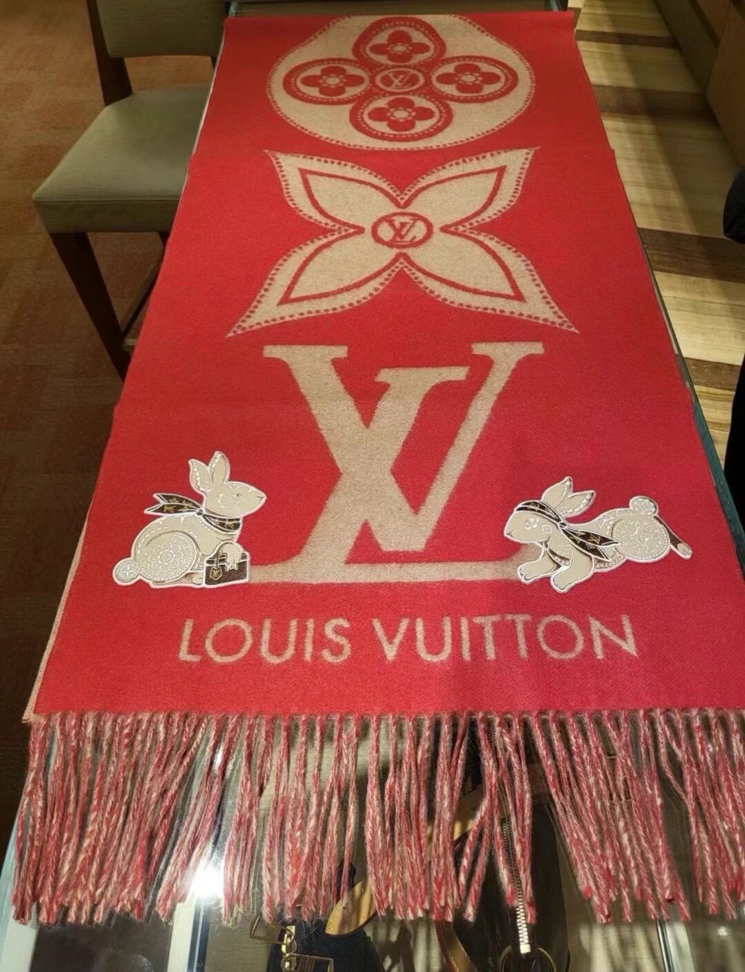 ️LouisVuitton渠道独家特供兔子贴饰大号长巾来了️最好看最流弊的羊绒披肩没有之一什么事儿了️可