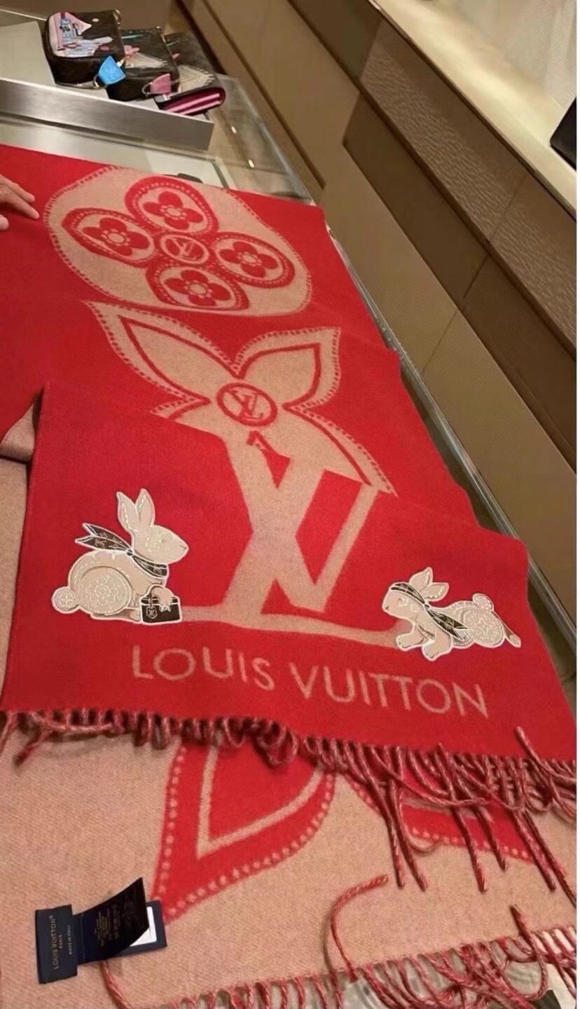 ️LouisVuitton渠道独家特供兔子贴饰大号长巾来了️最好看最流弊的羊绒披肩没有之一什么事儿了️可