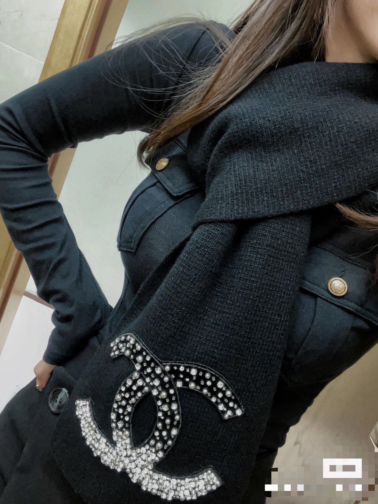 NO:178255,[Chanel on earth, rich flowers on earth!  !  Extremely beautiful!  !  !  】Big big!  !  !  Chanel high-end handmade diamond-full diamond scarf!  So beautiful!  !  !  This is my favorite design of Chanel. It is simple, luxurious, elegant, white and beautiful. You may not notice it when you look at the picture. As long as you have the upper body, you can describe her design that directly hits the soul. Her upper body immediately has a high-end, elegant and very connotative look!  !  The cashmere yarn is weaving tight and fine. You can tell the intention of this scarf at a glance!  The rhinestone beads on it are really super heavy industry!  !  Super paid public time!  Calls come as soon as you get on your body!  !  This one is really practical, fashionable, not picky about people or age. All the sisters around you can do it!  !  , super easy to control, you don’t need to be smart, no matter how you surround yourself, you will be beautiful in temperament!  !  Size specifications are super love 20*cm cashmere-sized scarf!  !  Two colors!  High-version scarf, high-version scarf, chanel, chanel19860909【人间香奈儿,人间富贵花！！爆美！！！】重磅！！！Chanel高级手作满钻水钻围巾！太美好了！！！这是我个人最爱Chanel的一个设计,简约奢华大气白富美,可能看图不觉的,只要上身,可以形容她的设计直击灵魂上身立马自带高级,文雅,很有内涵的样子！！羊绒纱线织法紧致,细密,收到一看就知道这条围巾的用心！上面的水钻钉珠真的超级重工！！超级费公时！一上身就来电啊！！这款真的是又实穿,又时髦,又不挑人,不挑年龄,身边的姐妹们都可以来一条！！,超级好驾驭,不需要你心灵手巧,怎么围都是气质美美的！！尺寸规格超爱的20*cm的羊绒尺寸围巾！！两个色！高版本围巾,高版本围巾,chanel,chanel,scarf