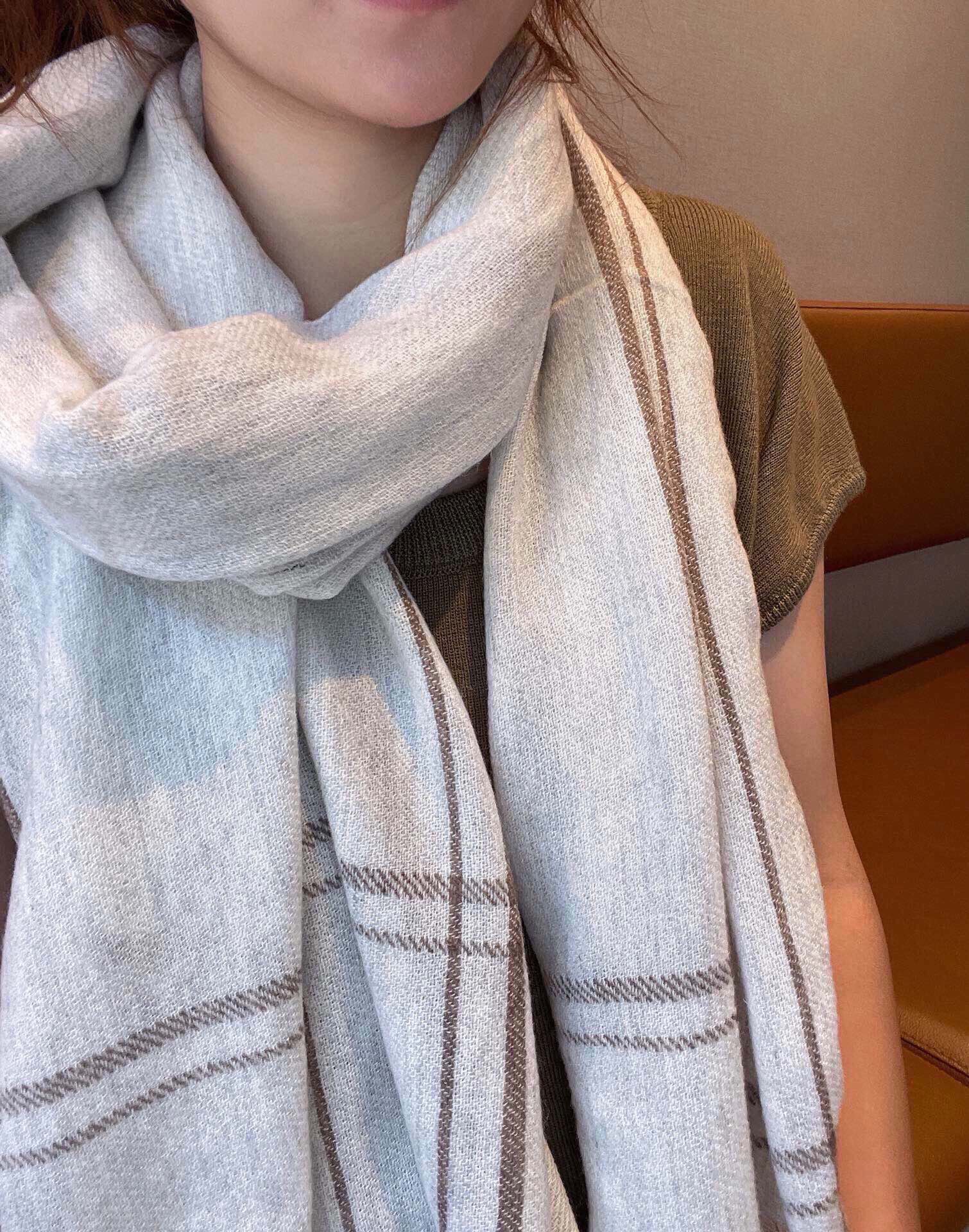 NO:178268,[True fragrance series · Chanel small fragrance style scarf shawl] Fashion and luxurious quality cashmere yarn for passengers for joint venture order, super rare gift for people to use, absolutely high-end exclusive real-life shooting, super color, top quality goods, no waiting for people, special channel goods sold, one less, one absolutely top quality goods, any detail is the rhythm of the counter 60*190cm cashmere heavy recommendation high-version scarf, high-version scarf, chanel, shawls19860909【真香系列 · Chanel 小香风格纹围巾披肩】时尚奢华品质上乘客供合资订纺的羊绒纱线,超级难得一见的送人自用绝对高大上独家实物拍摄所见所得,颜色超正顶级好货不等人,特殊渠道货卖一个少一个绝对的顶级好货,任何一个细节都是专柜的节奏60*190cm 山羊绒重磅推荐高版本围巾,高版本围巾,chanel,shawls,scarf