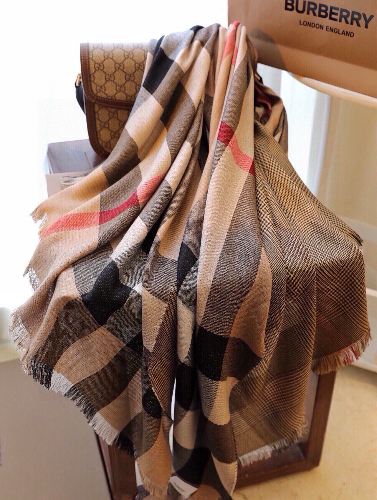 Burberry double-sided cashmere scarf, 100% cashmere, ultra-soft, reversible vintage check and houndstooth design. Classic camel color, luxurious texture, limited edition.-Big cat