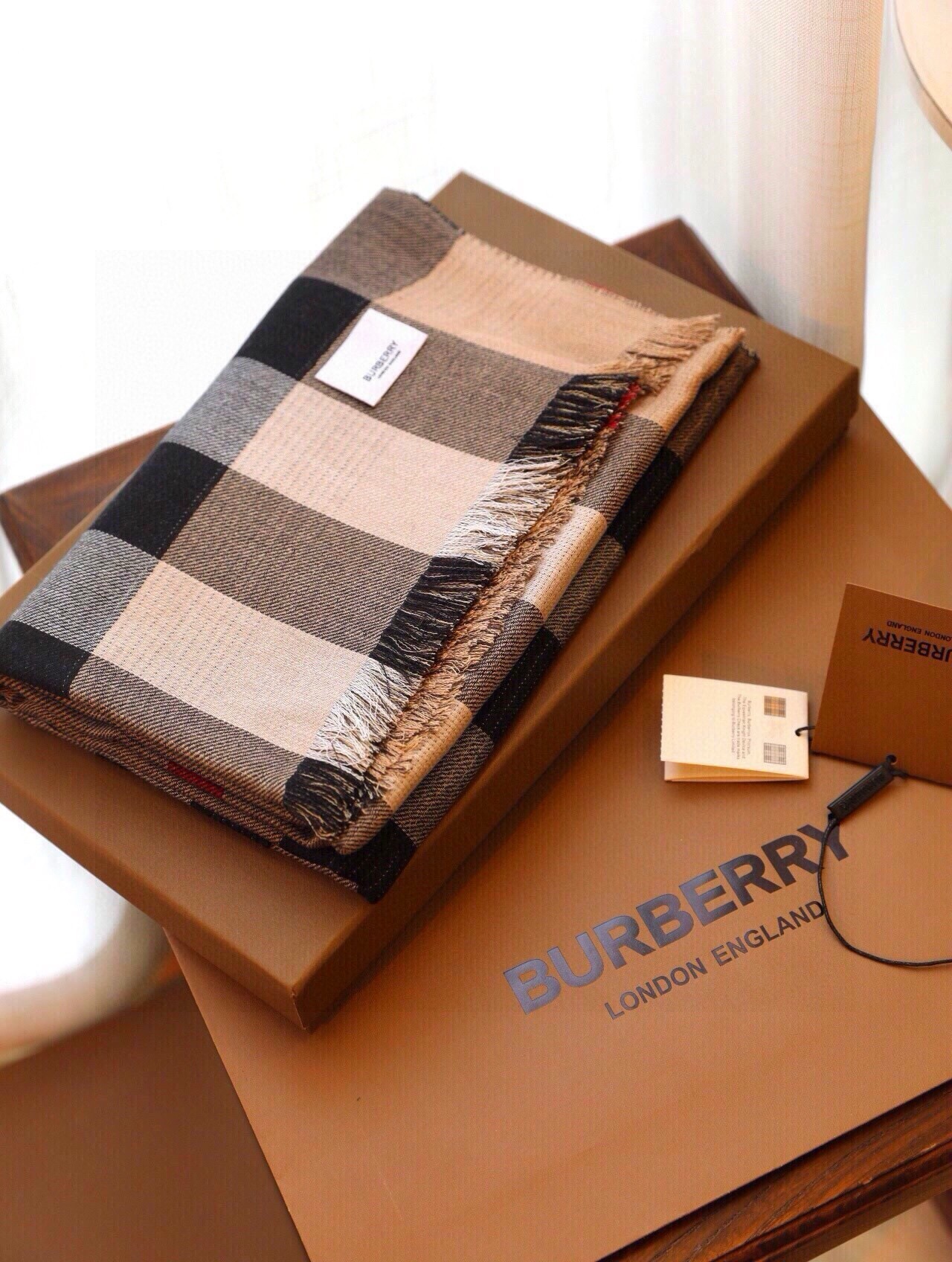 Burberry double-sided cashmere scarf, 100% cashmere, ultra-soft, reversible vintage check and houndstooth design. Classic camel color, luxurious texture, limited edition.-Big cat