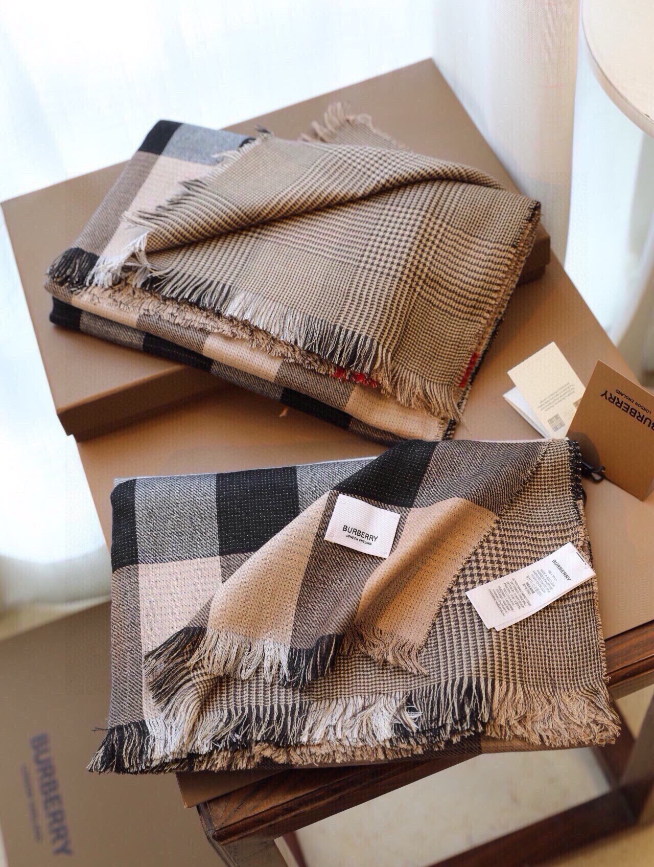 Burberry double-sided cashmere scarf, 100% cashmere, ultra-soft, reversible vintage check and houndstooth design. Classic camel color, luxurious texture, limited edition.-Big cat