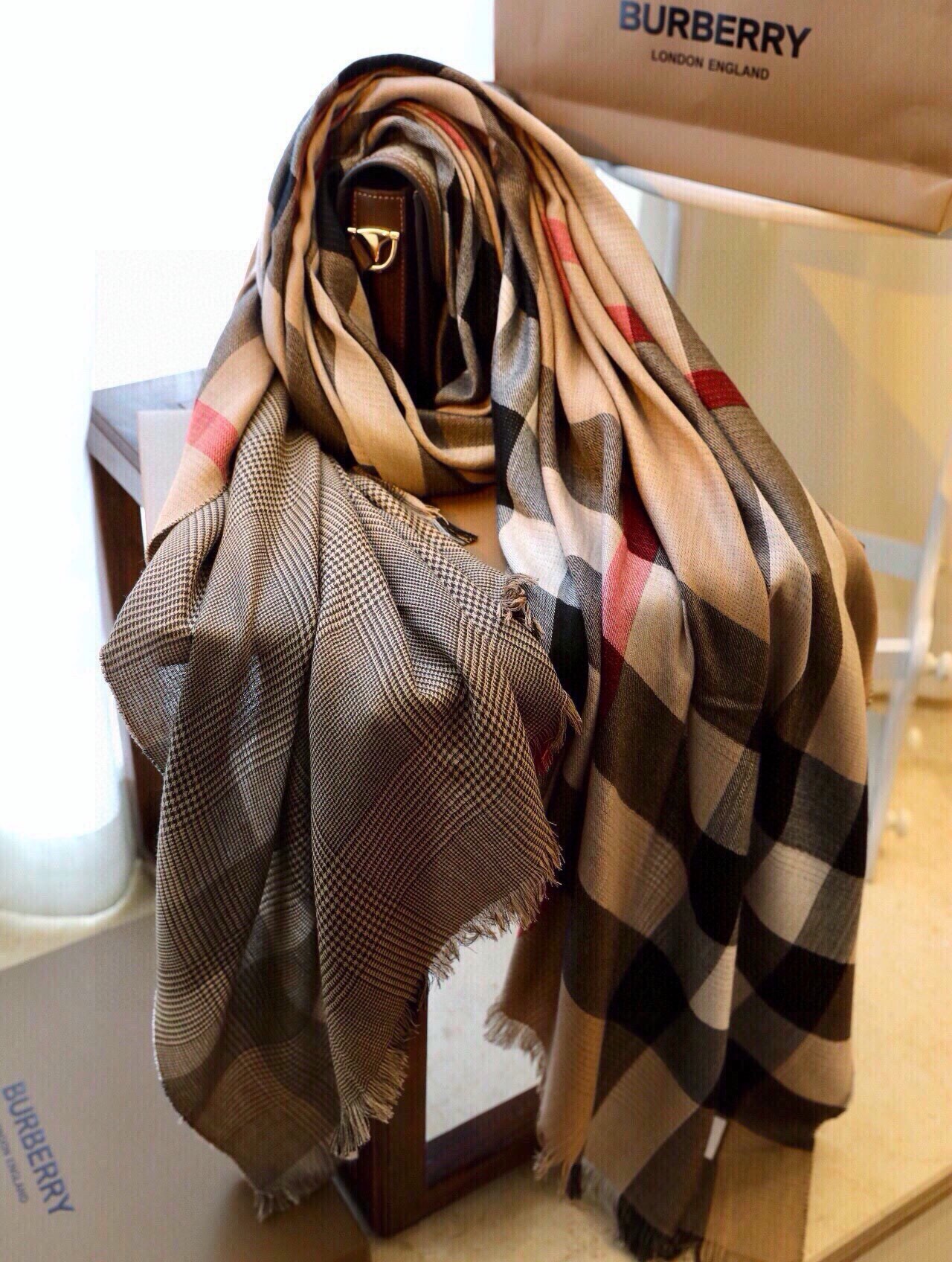 Burberry double-sided cashmere scarf, 100% cashmere, ultra-soft, reversible vintage check and houndstooth design. Classic camel color, luxurious texture, limited edition.-Big cat