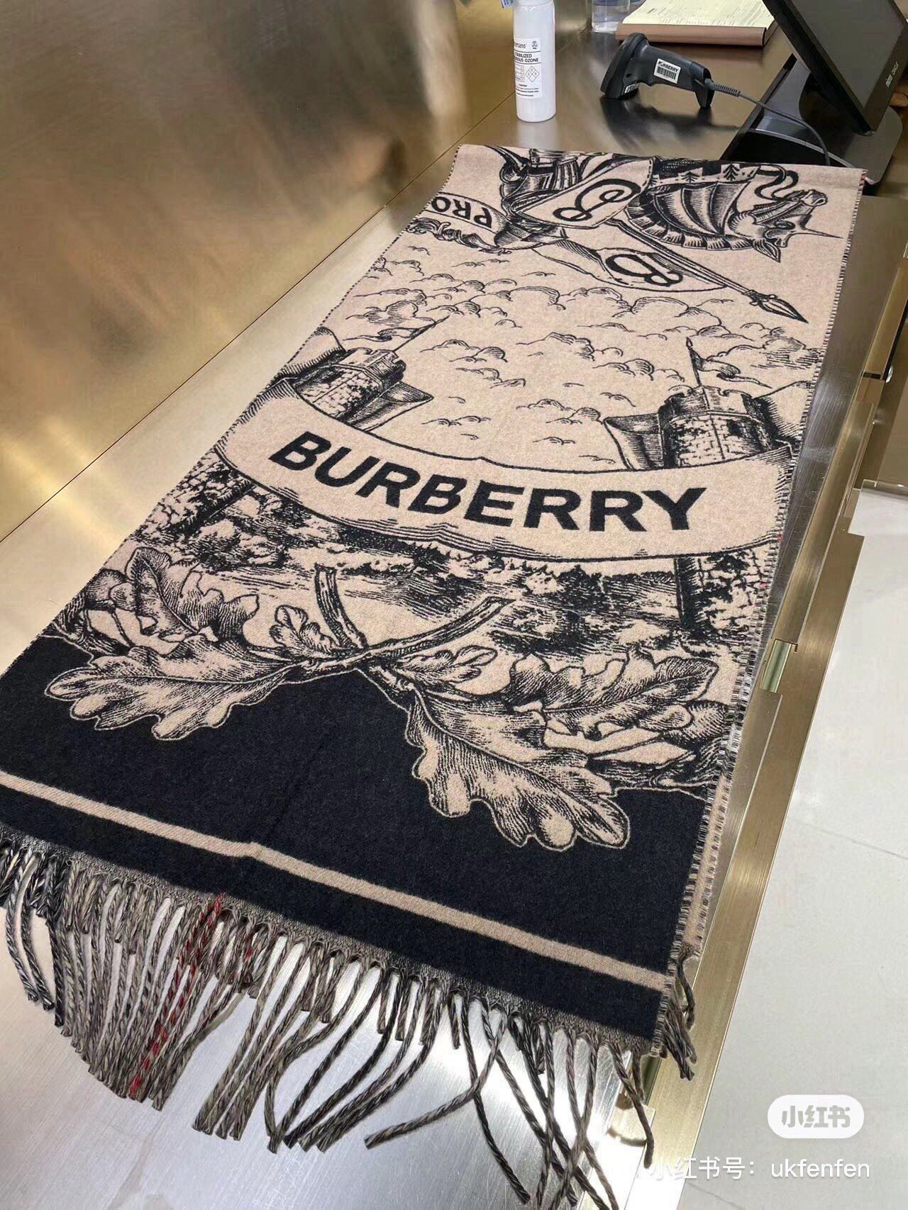 Bur爆款战马骑士双面披肩各种好看被誉为Burberry今年最美的款最经典的提花战马徽标最美的经典焦糖配