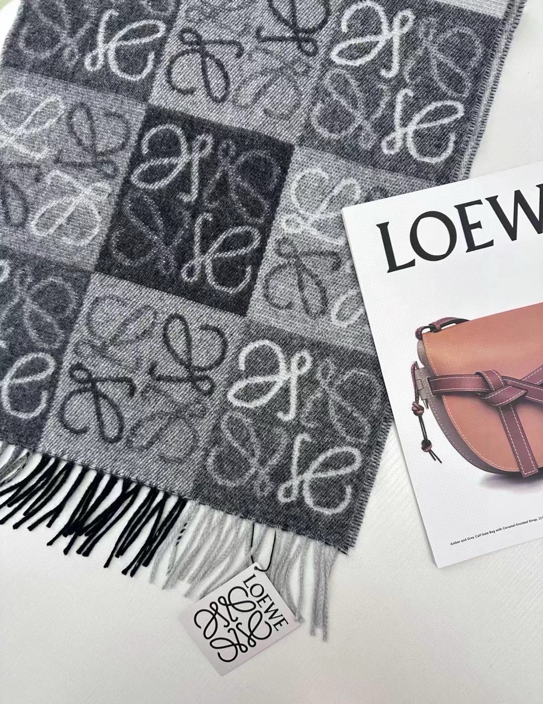 Loewe罗意威双色棋盘格长巾很幸運拿到這個品牌的東西真的不多見很少在國內做訂單款式真的少的可怜️️️羅