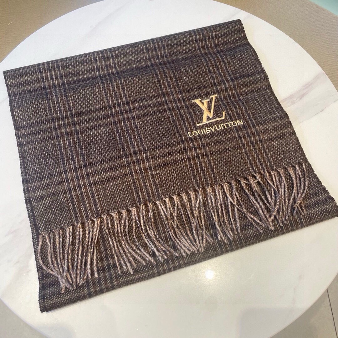 LouisVuitton️非常正的男士围巾️大气简约超级好看的男神配色任何男生都会喜欢的款吧LV经典标志