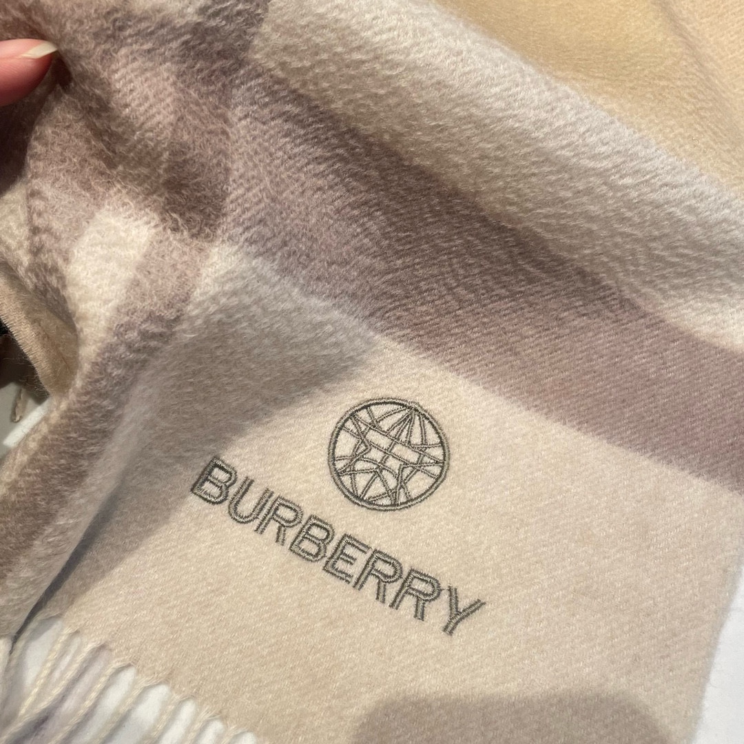 Burberry巴宝莉新款重磅水波纹羊绒围巾️美腻的情侣款真的是高端Level重磅极品️妥妥的家属福利我