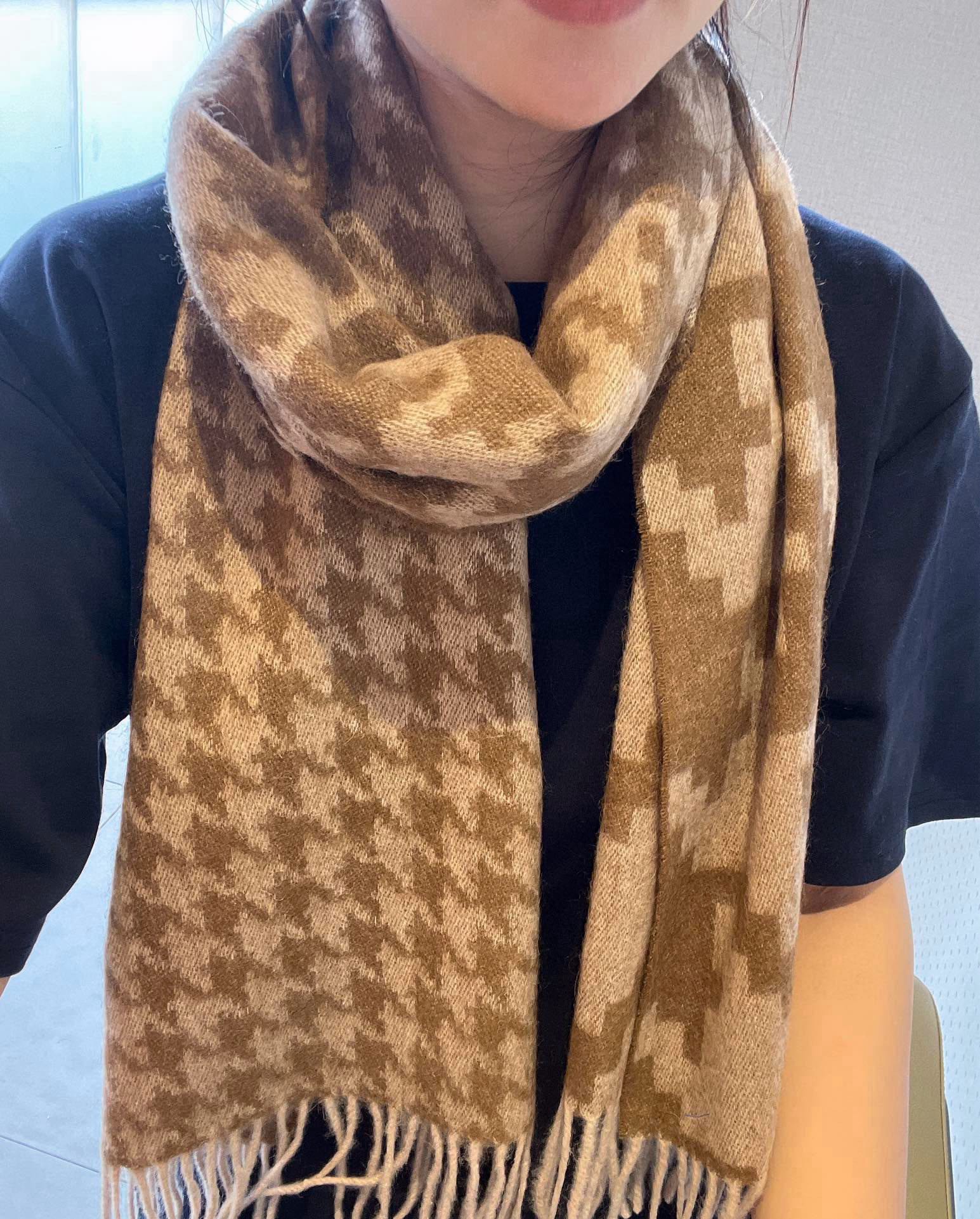 NO:181026,【Standard Loewe’s couple scarf this year!  Limited edition, must-have!  !  !  】No purchasing agent!  The limited edition houndstooth is praised and recommended with three different elements, excited~!  !  You must start quickly!  !  Best trading company channel goods, heavy family benefits!  Must be misleading!  !  !  The highest-end couple model ~ Super invincible soft and glutinous jacquard cashmere scarf is really invincible and worth it!  Mom's price feedback~ I bought a model with an absolute medium thickness, soft and very soft neck-friendly~ cashmere, specifications 35*190cm (original fabric) are suitable for formal wear or casual wear~ folding or circle circling, gentlemanly and stylish~ high-end scarf with warm and elegant style, high-end scarf, loewe19860909【稳Loewe今年的情侣款围巾！限量款,必入！！！】免代购！限量的秀场千鸟格以三种变化的元素怒赞推荐,激动~！！下手绝对要快！！极品贸易公司渠道货,重磅家属福利！必须流弊！！！最高端的情侣款~超级无敌软糯提花羊绒围巾这个价格真的无敌超值！亲妈价格回馈~买到绝对值中等厚度,柔软非常亲脖子的一款~羊绒,规格35*190cm(原版面料)搭配正装或者搭配休闲装都很合适~对折挂围或者绕圈围都完全可以,绅士有型~有温度的风度高版本围巾,高版本围巾,loewe,scarf