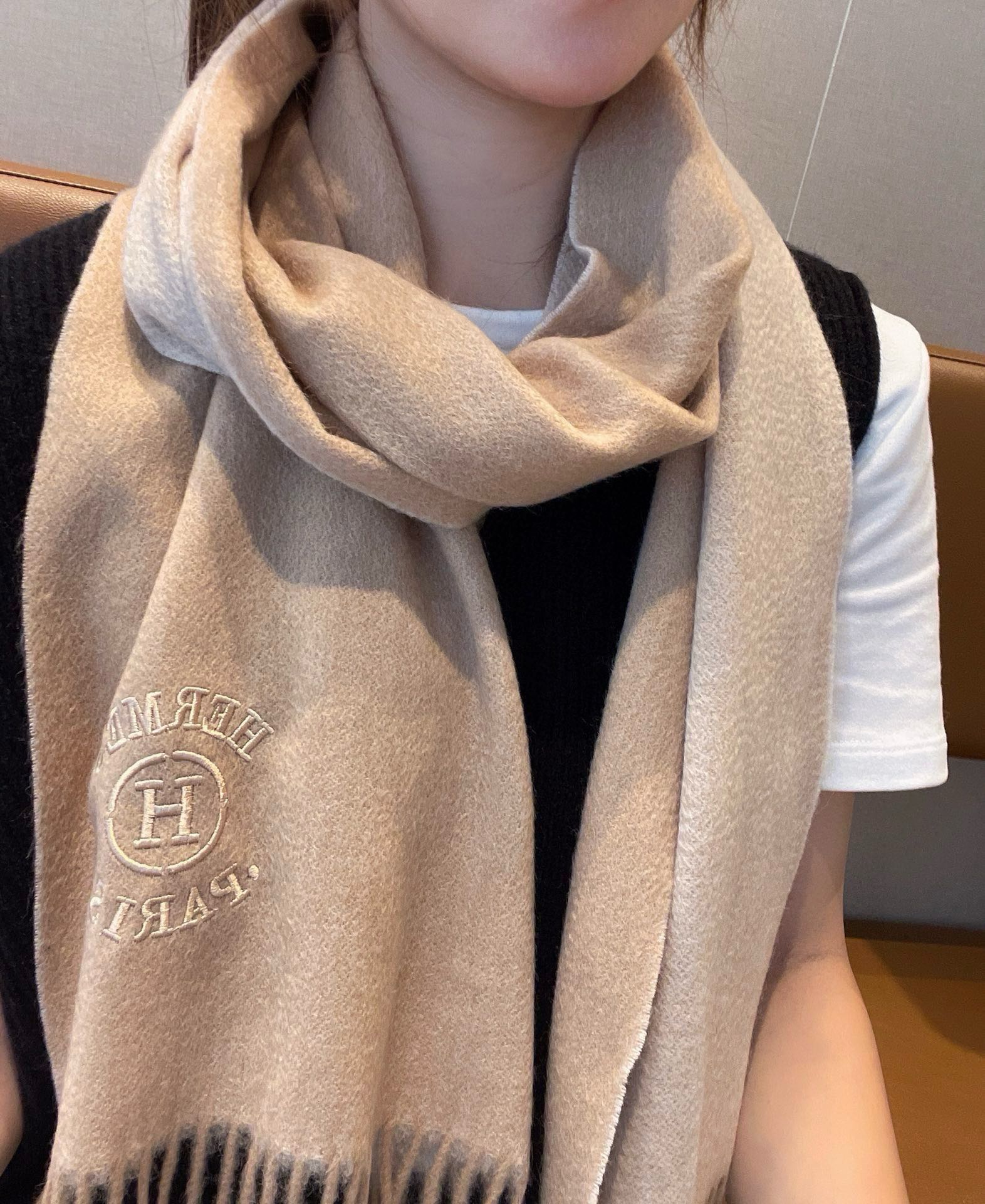NO:182401,Hermes · Hermes angrily recommended the popular classic double-sided Hermes heavy recommendations. Top cashmere material is very warm, soft and skin-friendly, classic double-sided design without tying the neck, one scarf, two styles, one scarf, one style, one couple style, size30*190cm, everyone should have a Hermes high-version scarf, high-version scarf, hermes, hermes19860909Hermes · 爱马仕怒推走量爆款经典双面爱马仕重磅推荐 顶级山羊绒材质非常保暖 柔软亲肤,不扎脖经典双面设计,一条围巾两种风格男女通用情侣款,size30*190cm人人都应该拥有一条爱马仕高版本围巾,高版本围巾,hermes,hermes,scarf
