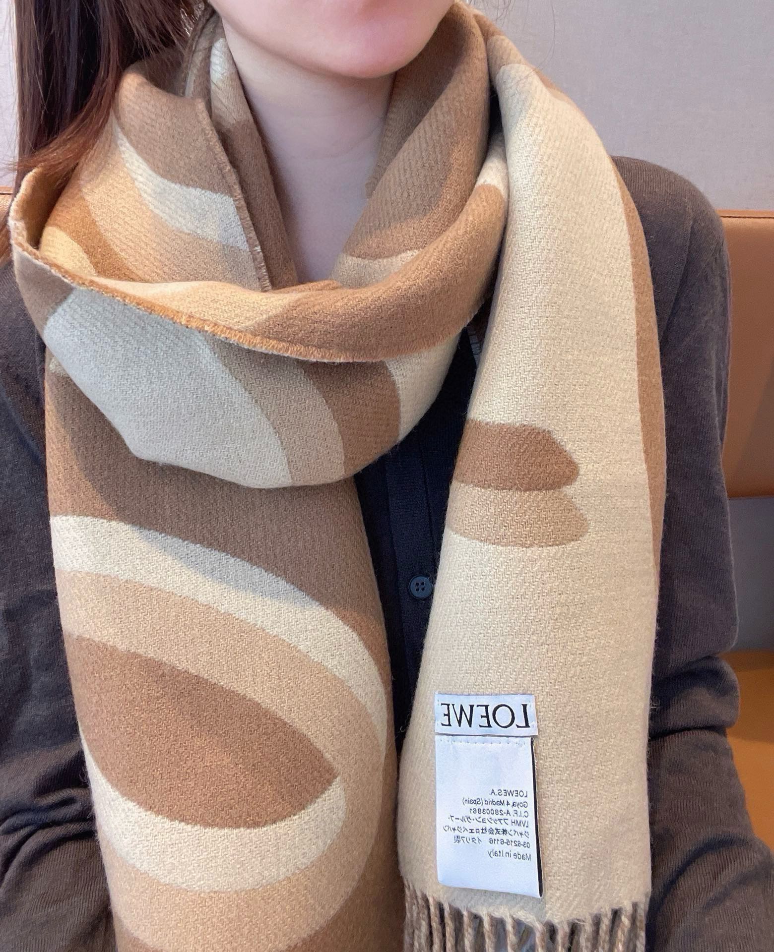 NO:182407,Loewe's new product [Original quality creates the highest version of the market, super beautiful new scarf!  Super recommended to buy!  】Super hard to buy!  !  I've played the version many times!  Finally shipped, closest to the original version. The pressure-free workmanship in and out of the counter is very exquisite and heavy, and our price is really worth it!  Neutral style, simple and generous, limited quantity, no guarantee of stock available at any time~ As long as the economy allows, you can collect it at will!  !  A crazy and not picky, a crazy temperament!  Whoever surrounds him has temperament!  !  I really hope everyone will not miss this style size 190*27cm, material 89 wool 10 cashmere 1 mulberry silk high-version scarf, high-version scarf, loewe19860909Loewe新品【原版品质打造市场最高版本超美新款围巾！超级推荐入手！】超难买哦！！打了好多次版！终于出货 最接近原版 进出专柜无压力做工非常精致,很有分量,我们的价格真的超级值！中性风格、简单大方,数量有限,不保证随时有货~只要经济允许,任意收！！狂不挑人,狂气质！谁围谁有气质！！真的希望大家不要错过这样的款式尺寸190*27cm,材质89羊毛 10山羊绒 1桑蚕丝高版本围巾,高版本围巾,loewe,scarf