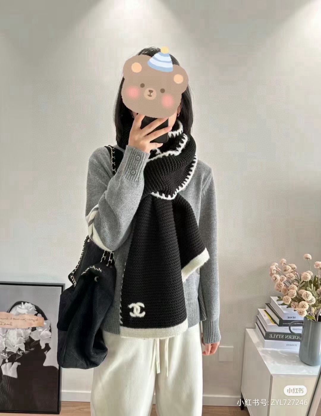 NO:182413,[C knitted cashmere scarf] for sale in the counter, black and white are eternal classics. The thick hook edge design is overall high-quality and simple. It is gentle and comfortable without any sense of tying. It is full of autumn and winter atmosphere, and it is warm and has a magical tool. It is extremely beautiful. The upper body is extremely skin-skin-colored. The first choice is the best high-end scarf, the high-end scarf for gifts. The first choice is the best high-end scarf, the high-end scarf for gifts.19860909【C针织勾边羊绒围巾】 专柜在售 黑白是永恒的经典 粗线钩边设计整体高级简约～带上温柔舒适没有丝毫扎感,满满秋冬氛围感,保暖又出片神器.美丽至极 上身极为衬肤色 百搭 送礼首选佳品高版本围巾,高版本围巾,scarf