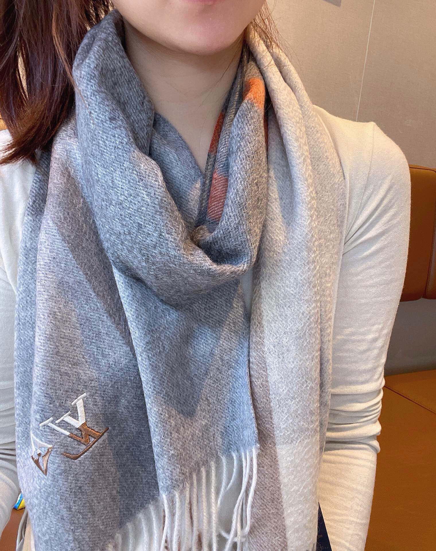 NO:182445,LV new heavy water corrugated cashmere scarf This year our men's model is really high-end level. The heavyweight and superb male model is very rare among the men's models with very few family benefits. Our quality is really amazing. It is the awesome channel before. The only disadvantage is that the small number of poor people can feel the texture and the texture is very tasteful. Very good-looking men's scarf~ Fabric loves, very manly style, the upper body effect is invincible, beautiful, elegant and simple, super beautiful male god color matching, any boy will like it. It has a texture but not ostentatious process. During the photo shoot, I have been fascinated by the texture and contrasting color effects many times. The fabric is provided by the ghost guy. This delicateness I took with my mobile phone and can amazed the whole audience. The feel is very soft and comfortable. Medium thickness, a very close neck-like model~Size 32*180cm, cashmere high-version scarf, high-version scarf, louis  vuitton, louis vuitton, louis vuitton19860909LV新款重磅水波纹羊绒围巾今年我们的男款真的是高端Level,重磅极品妥妥的家属福利少之又少的男款里,驴家的更是难遇,我们的品质真的绝了,还是之前那个牛逼的渠道,唯一缺点就是数量少的可怜看图片就能感受到质感,纹路非常有品味.非常正的男士围巾~面料大爱,很Man的风格,上身效果无敌好看大气简约,超级好看的男神配色,任何男生都会喜欢的款吧,有质感不张扬拍照过程中已经多次被面料质感和撞色的效果迷倒.面料是鬼佬提供的,这种细腻程度我用手机拍出来都能惊艳全场手感非常柔软舒服中等厚度,非常亲脖子的一款~Size 32*180cm,羊绒高版本围巾,高版本围巾,louis vuitton,louis vuitton,louis vuitton,scarf