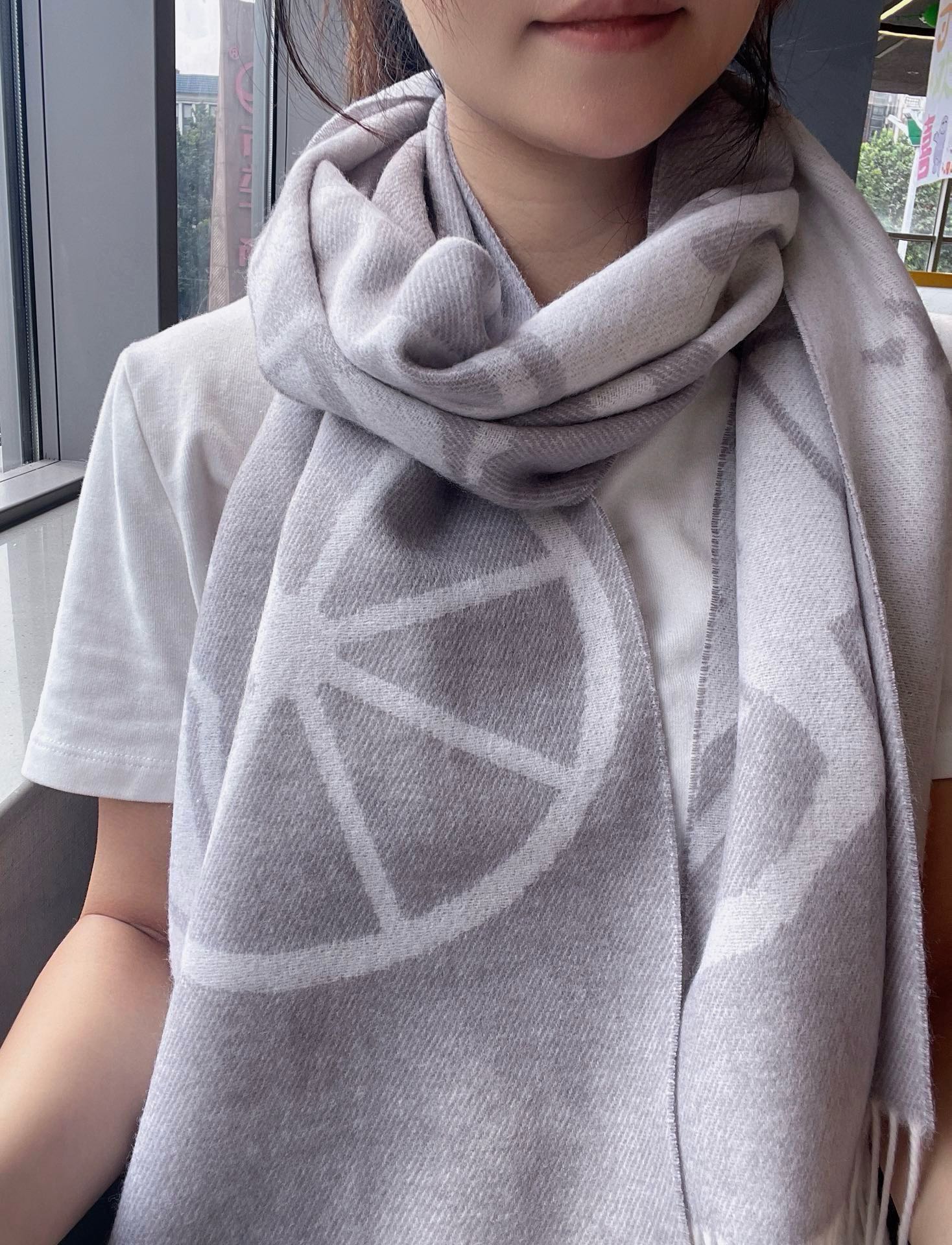 NO:182935,[Hermes Hermes cashmere jacquard scarf, exquisite gentle color matching, super obsessed temperament low-key, quiet and elegant] Highlights recommended for high-end comfortable and fashionable temperament, simple but not simple, double-sided jacquard H home elements, Super Amway H, this soft scarf that touches the heart, simple and elegant color design and classic H letter embroidery, the finishing touch is indeed not lost, the pursuit of successful people, the color is definitely a bit unique fairy-like, the absolute best choice for couples, the color is elegant, not enchanting specifications 30 x 180cm high-version scarf, high-version scarf, hermes, hermes19860909【Hermes · 爱马仕羊绒提花围巾,精致的温柔配色,超级迷恋气质低调恬静又不失优雅】重点推荐高级舒适时髦气质,简约却又不简单,双面提花H家元素,超级安利大H这款触动内心的柔美围巾,素雅的颜色设计搭配经典的H字母刺绣,点睛之笔确又不失美感,成功人士的追求,色彩绝对有点独有的仙气,绝对的情侣款不二之选,颜色淡雅,不妖娆规格30 x 180cm高版本围巾,高版本围巾,hermes,hermes,scarf