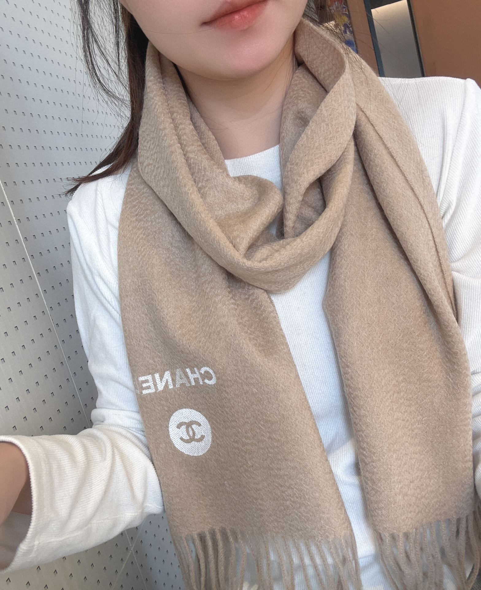 NO:182959,[Recommended Chanel powder must be purchased~ high-end feeling, a must-have for white and rich beauty in the celebrity] You will know what I said after you get it, the best cashmere water rippling scarf, the ingredients support detection, soft and delicate, fried chicken is invincible, in short, both the fabric and the craftsmanship are the kind of high-end feeling that it looks very high-end at first glance Logo part is different from the previous design, floating embroidery is too textured, elegant and tasteful, layer by layer to create a conspicuous but not ostentatious gorgeous celebrity style. You should know that this type of goods is only produced in a small quantity, this batch of orders is also super strict. The quantity is very small. The hand is fast, the hand is slow and the hand is not. Specification 30*180cm Material cashmere high-version scarf, high-version scarf, chanel19860909【重磅推荐Chanel香粉必入款~高级感,名媛白富美必备】拿到手你就懂我说的了,极品山羊绒水波纹小围巾,成份支持检测手感柔软细腻炒鸡无敌,总之无论是面料还是工艺都是那种一看就很高级的感觉Logo部分不同以往的设计,浮绣忒显质感,优雅有品味,层层叠叠出醒目而不张扬的华丽名媛风要知道这类货也只有少量生产,这批订单也是监控超级严格流出来的数量极少手快有手慢无 规格30*180cm 材质山羊绒高版本围巾,高版本围巾,chanel,scarf