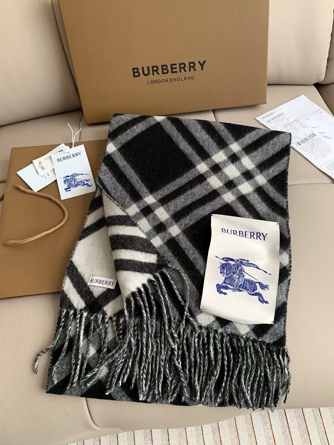 Burberry黑白流苏低调的奢侈感️极品柔美精英高手级别的时髦感围巾️这款Burberry羊绒围巾越看