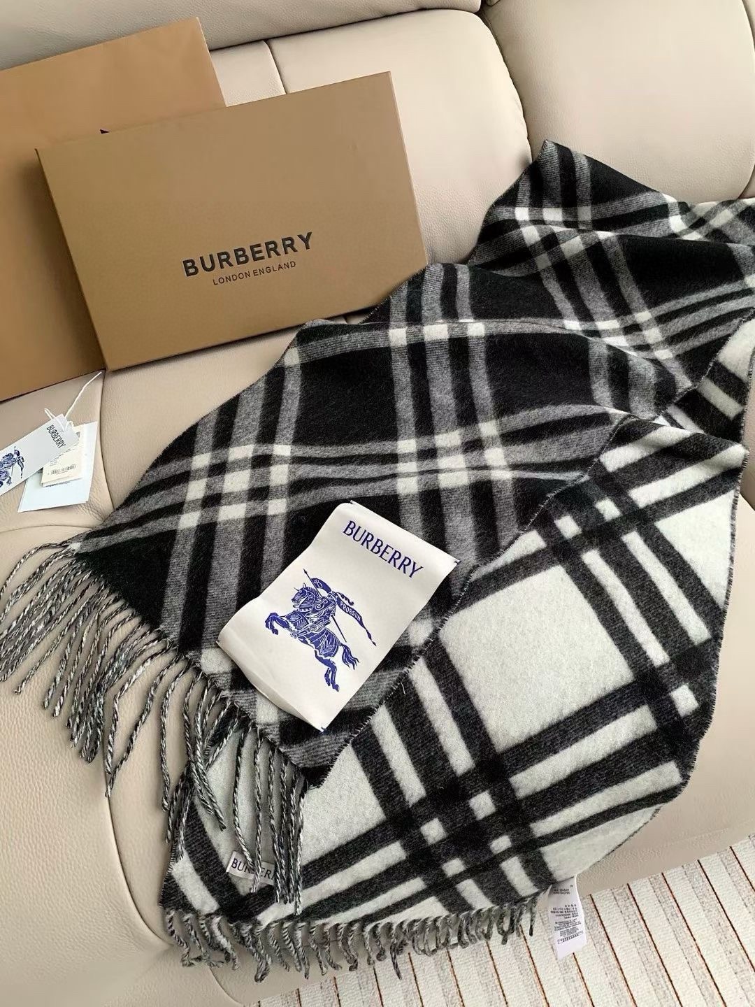 Burberry黑白流苏低调的奢侈感️极品柔美精英高手级别的时髦感围巾️这款Burberry羊绒围巾越看