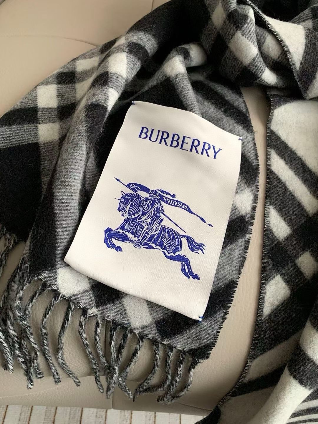 Burberry黑白流苏低调的奢侈感️极品柔美精英高手级别的时髦感围巾️这款Burberry羊绒围巾越看