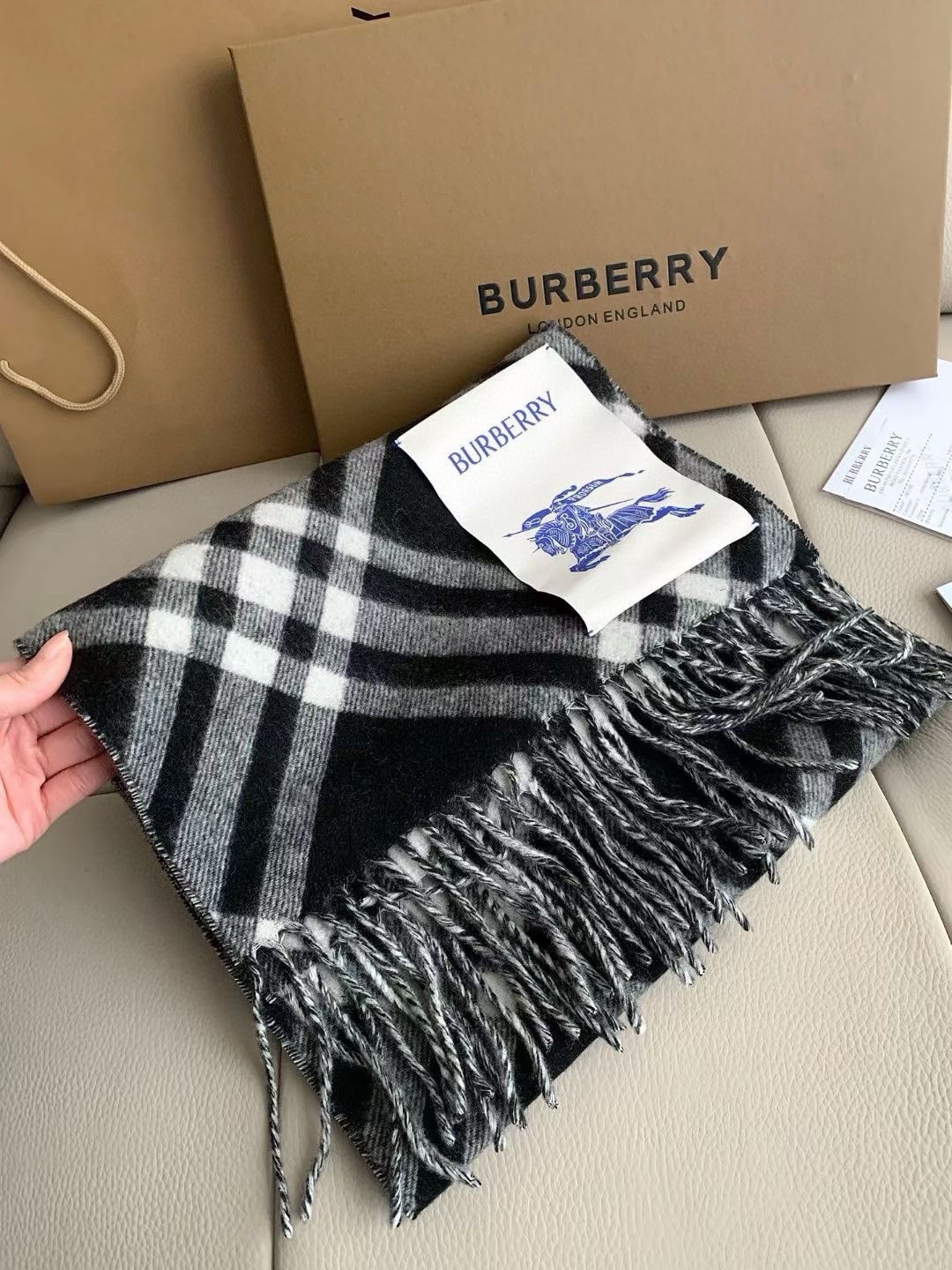 Burberry黑白流苏低调的奢侈感️极品柔美精英高手级别的时髦感围巾️这款Burberry羊绒围巾越看