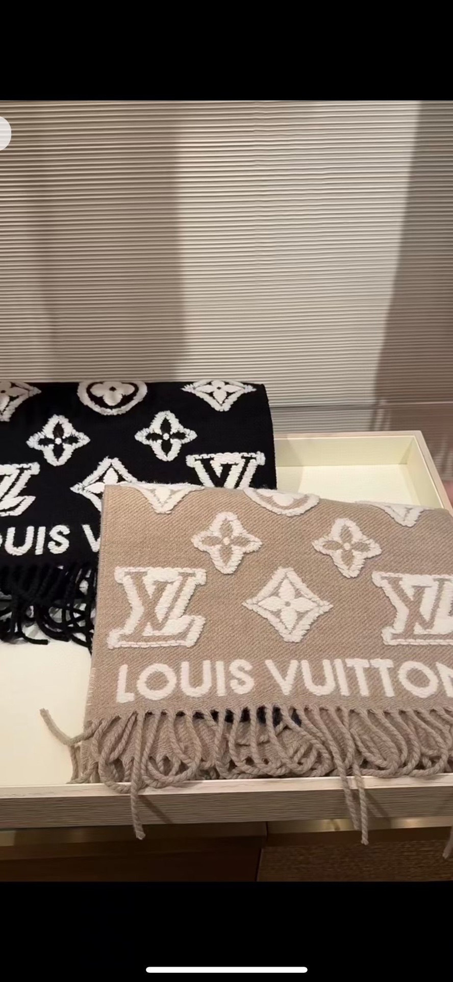 LV3D围巾为柔软毛绒混纺织入Monogram图案再以撞色羊毛皮演绎瞩目3D效果剪花工艺令两面呈现迥异肌