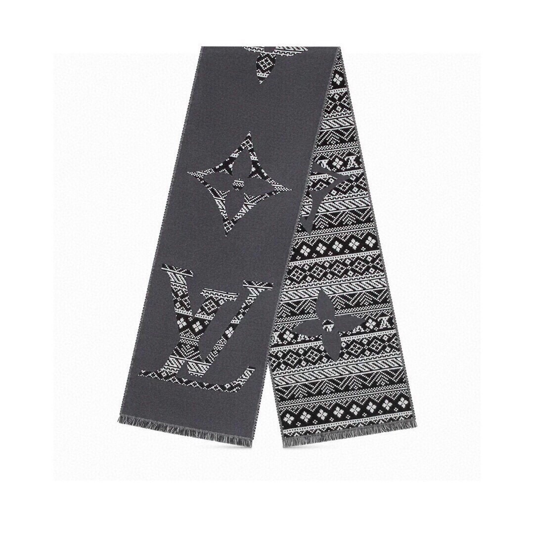 NO:183435,Louis Vuitton LOUIS VUITTONO counter synchronization, LV fashionable high-end high-end wool scarf!  】It can be formal, casual, very fashionable design for men and women. The weaving method of this LV is relatively difficult, and it costs yarn, double-sided design, and high-density jacquard technology!  The process is very difficult!  MNG TWO -Sided scarf with large Monogram pattern and Ferris Island pattern with a winter atmosphere create a complementary perspective effect. The wide cut wool size brings warmth to the cold winter. This model is definitely an aesthetically outdated item!  The wool scarf that looks good at any sieve is really awesome!  !  Such a low-key and fashionable model is really practical and versatile. In fact, there is no unnecessary design and it looks good no matter how you surround it!  It has a drape, warm and very slimming!  Universal style for men and women. Recommended for perfect new style!   Material wool Size: 33*cm high-version scarf, high-version scarf, louis vuitton, louis vuitton, louis vuitton19860909路易威登LOUIS VUITTONO 专柜同步,LV时髦高级高端羊毛围巾！】可正式,可随意,非常时髦的男女同款设计.LV这款织法比较难,又很费纱线,双面设计,高密度提花工艺！工艺难度非常大！MNG TWO -Sided围巾拼合大号 Monogram图案和买一冬日气氛的费儿岛图案,营造相辅相成的透视效果.绵羊毛裁出宽幅尺寸为为寒冷冬日带来融融暖意.该款绝对是一条审美不过时的单品！随便围都会好看的绵羊毛围巾,设计真是一绝！！这样的低调又时髦的款真的太实用百搭了,其实没有多余的设计,怎么围都好看！有垂坠感,温暖且非常显瘦！男女通用款式.完美新款推荐！  材质羊毛 尺寸:33*cm高版本围巾,高版本围巾,louis vuitton,louis vuitton,louis vuitton,scarf