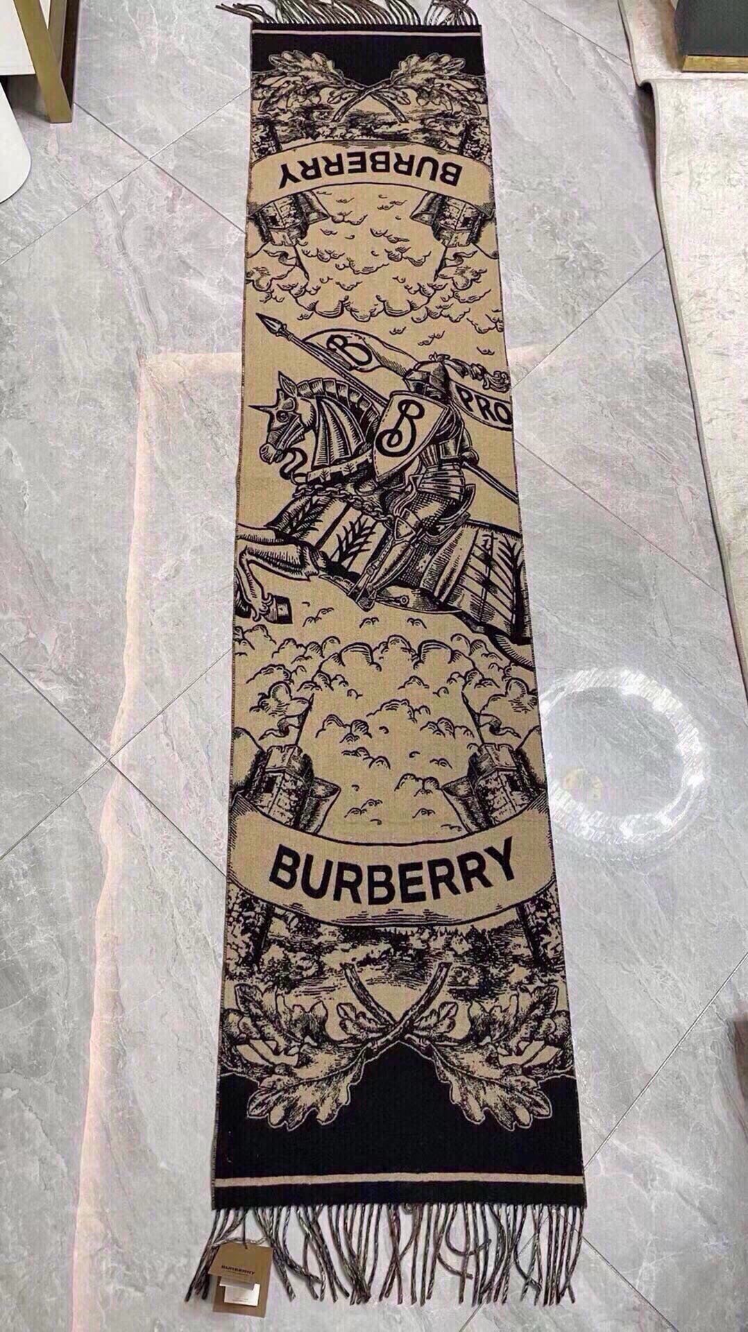 Bur爆款战马骑士双面披肩各种好看被誉为Burberry今年最美的款最经典的提花战马徽标最美的经典焦糖配