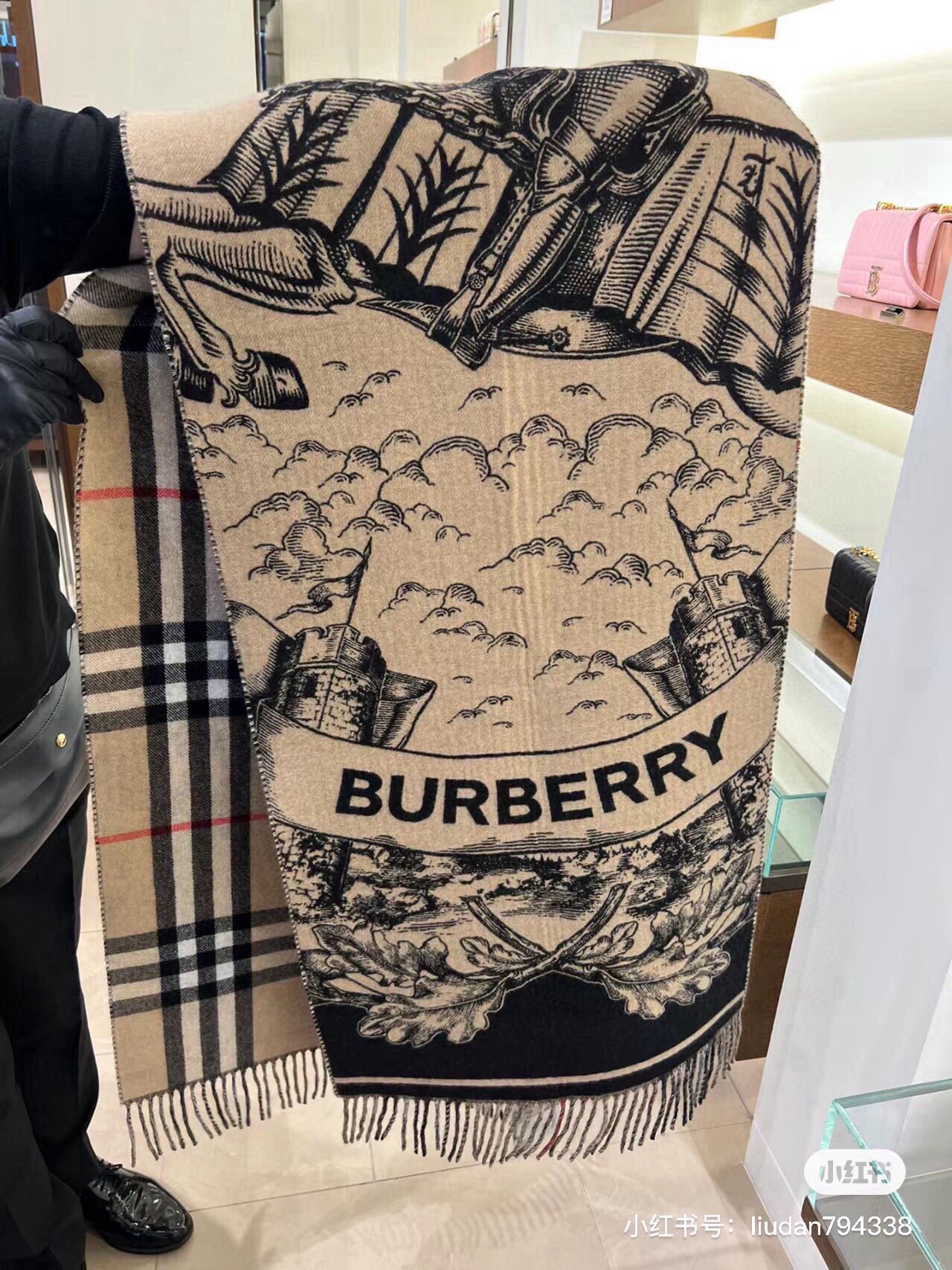 Bur爆款战马骑士双面披肩各种好看被誉为Burberry今年最美的款最经典的提花战马徽标最美的经典焦糖配