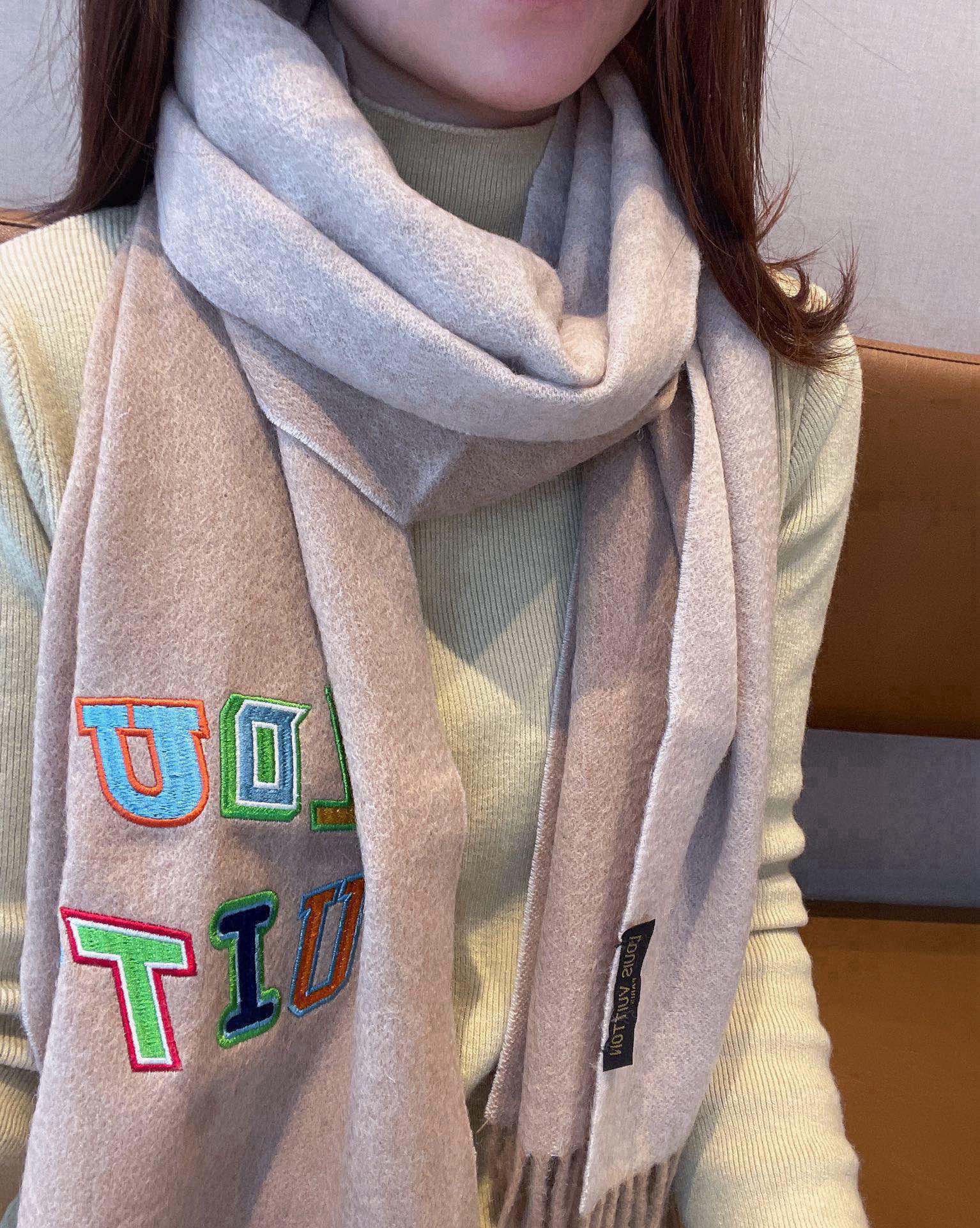 NO:184481,【Louis Vuitton x NBA co-branded limited edition scarf】The standard must-have for fashion experts~ This cashmere fabric is very satisfactory~ The feel is really good enough~ The neck is really comfortable, soft and warm, and trust me, it will definitely live up to expectations. It is low-key and elegant. It is recommended to have high-end, comfortable and fashionable temperament. It has a lot of big brands. Super Amway this soft scarf that touches the heart. The minimalist plain color double-sided color matching is matched with the latest joint logo. The finishing touch is indeed not without beauty. The perfect couple matching specifications 35 x 180cm high-version scarf, high-version scarf, louis vuitton19860909【Louis Vuitton x NBA 联名限量款围巾】时尚达人标配必备~ 这款羊绒的面料非常满意~手感真的好到不行寒冬贴脖子围真的舒服软糯又保暖相信我,绝对不负期待难得一见的温柔配色,低调又不失优雅重点推荐高级舒适时髦气质,大牌范十足,超级安利这款触动内心的柔美围巾,极简素色双面配色搭配最新的联名logo,点睛之笔确又不失美感,妥妥的情侣搭配规格35 x 180cm高版本围巾,高版本围巾,louis vuitton,scarf