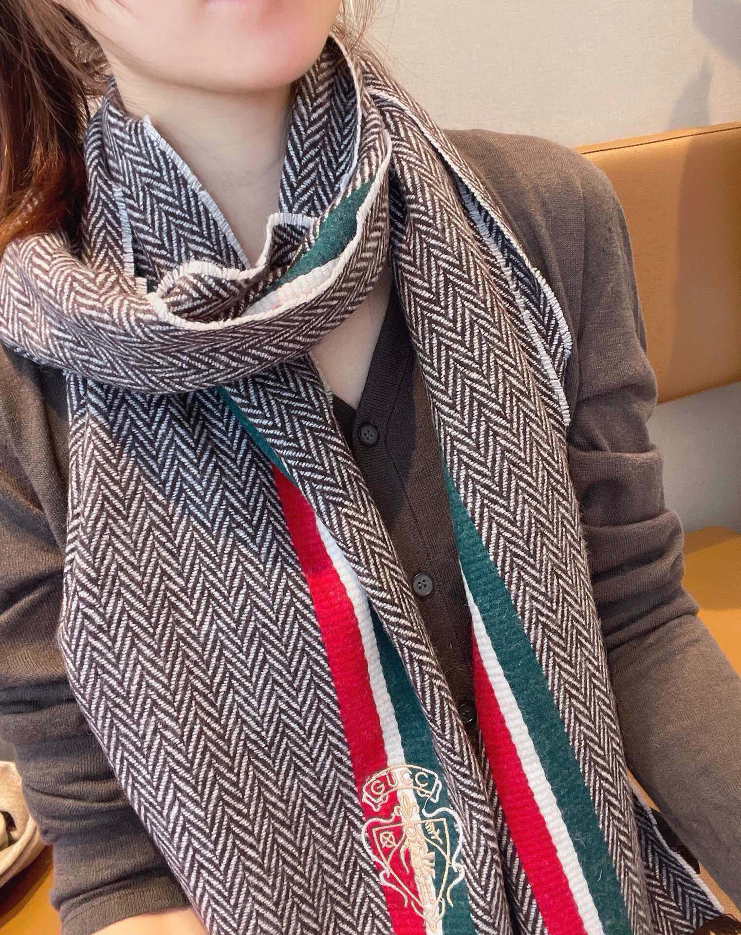 NO:184491,The original logo given by Gucci is as shown in the picture. The correct version is. This batch is really invincible and very confident to recommend it to everyone. Everyone knows the regular orders. Basically, they have placed orders early. This year, the big move is provided by the ghost man. The gap with the domestic fabric is really big. Using herringbone pattern craftsmanship to weave with classic red and green strips, royal collector's version logo embroidery embellishment, and the brand's iconic elements still bring endless new ideas after being interpreted by innovative techniques. The tribute comes from the design inheritance of the brand founder Guccio Gucci. Two-color spot 180 cm (length) x 40 cm (width) lamb velvet high-version scarf, high-version scarf, gucci19860909Gucci这款贸易公司给的原标是如图~认准版本,这个批次真的无敌好很有底气的推荐给大家~正规单大家懂的,基本都早早的下单做了,今年放大招,面料是鬼佬提供的,和国内的面料差距真的好大采用人字纹路工艺织造搭配经典红绿条,皇家典藏版logo刺绣点缀,品牌标志性元素经创新手法演绎后,依然带来层出不穷的新意.致敬源于品牌创始人Guccio Gucci的设计传承. 两色现货 180厘米（长）x 40厘米（宽） 羊羔绒高版本围巾,高版本围巾,gucci,scarf