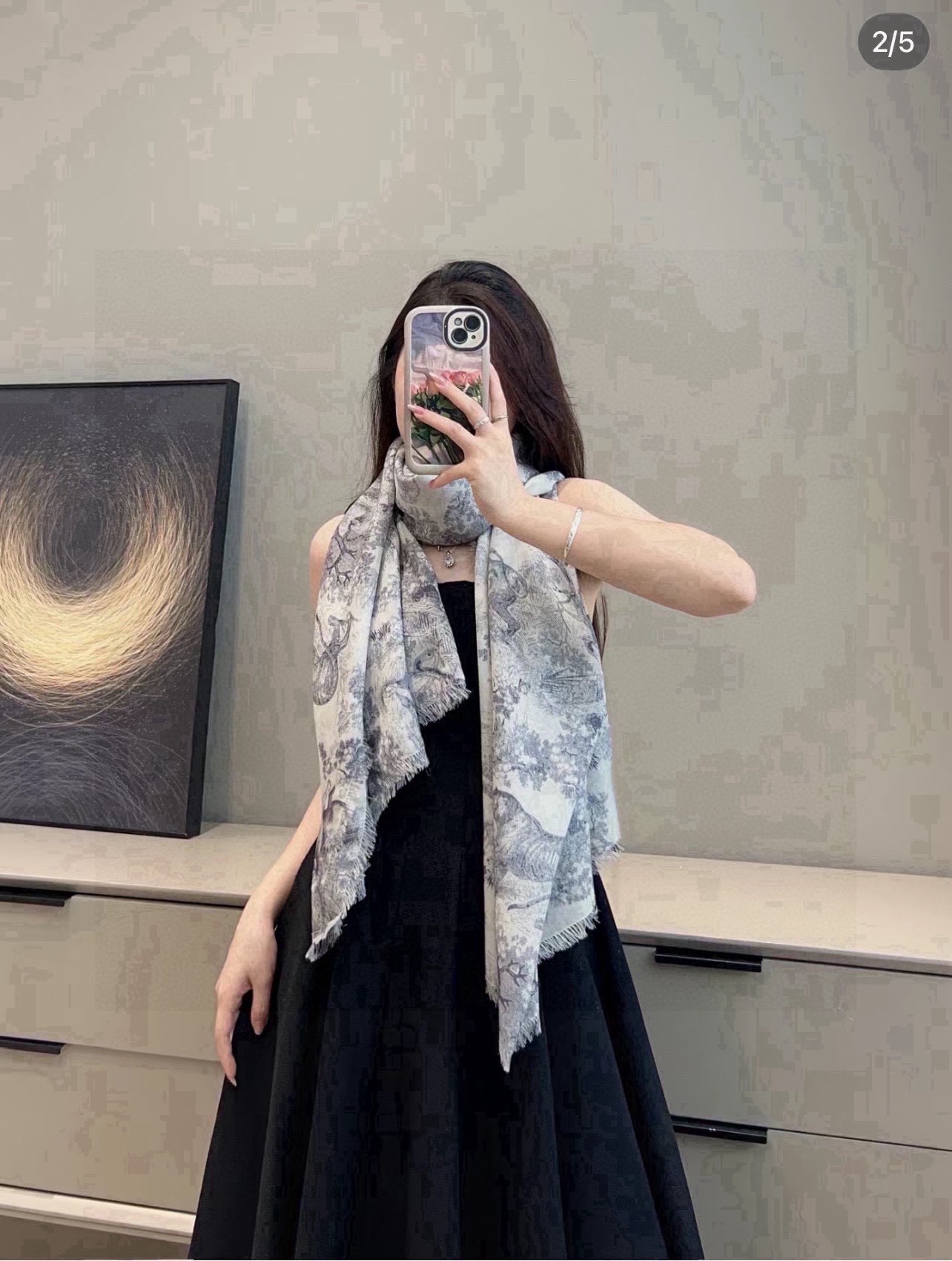 NO:184496,【Dior new Yiru Animal Jungle Silk Cashmere Scarf Long Shawl!  Pure high-end and stylish!  So tasteful!  !  】It looks so good, with a tone of texture!  !  Dior's signature animal elements high-end velvet double-color printed scarf shawl~ It's so easy to surround, it looks good any surround!  !  It's really super elegant and aura. All the products with this element are very popular!  !  I admire the first-line design level, the upper body is so beautiful!  !  Double-sided and two-color design, one shawl is equal to two pairs showing a high-end look!  The fabric is soft and comfortable, and it is a great experience. This high texture is really great!  !  A sense of high-end with connotation and depth!  Size specifications: 140*180cm Top-grade silk cashmere double-sided and double-color printing and dyeing technology high-version scarf, high-version scarf, dior, real silk, shawls19860909【Dior新款伊如动物丛林丝羊绒围巾长款披肩！纯粹的高级和时髦感！太有品味了！！】好看死了,质感有腔调！！Dior招牌的动物元素高端丝绒正反双配色印染的围巾披肩~太好围了,随便围围都好看啊！！真的超级有气质有气场.这个元素的系列单品都好火的！！很佩服一线的设计水准,上身就是这么美！！双面双色设计,一条披肩等于两条穿出高级感！面料柔软肌理,超级舒适,非一般的享受,真的非常棒,这种高质感,真心赞！！有内涵有深度的高级感！ 尺寸规格:140*180cm 顶级真丝羊绒双面双色印染工艺高版本围巾,高版本围巾,dior,real silk,shawls,scarf