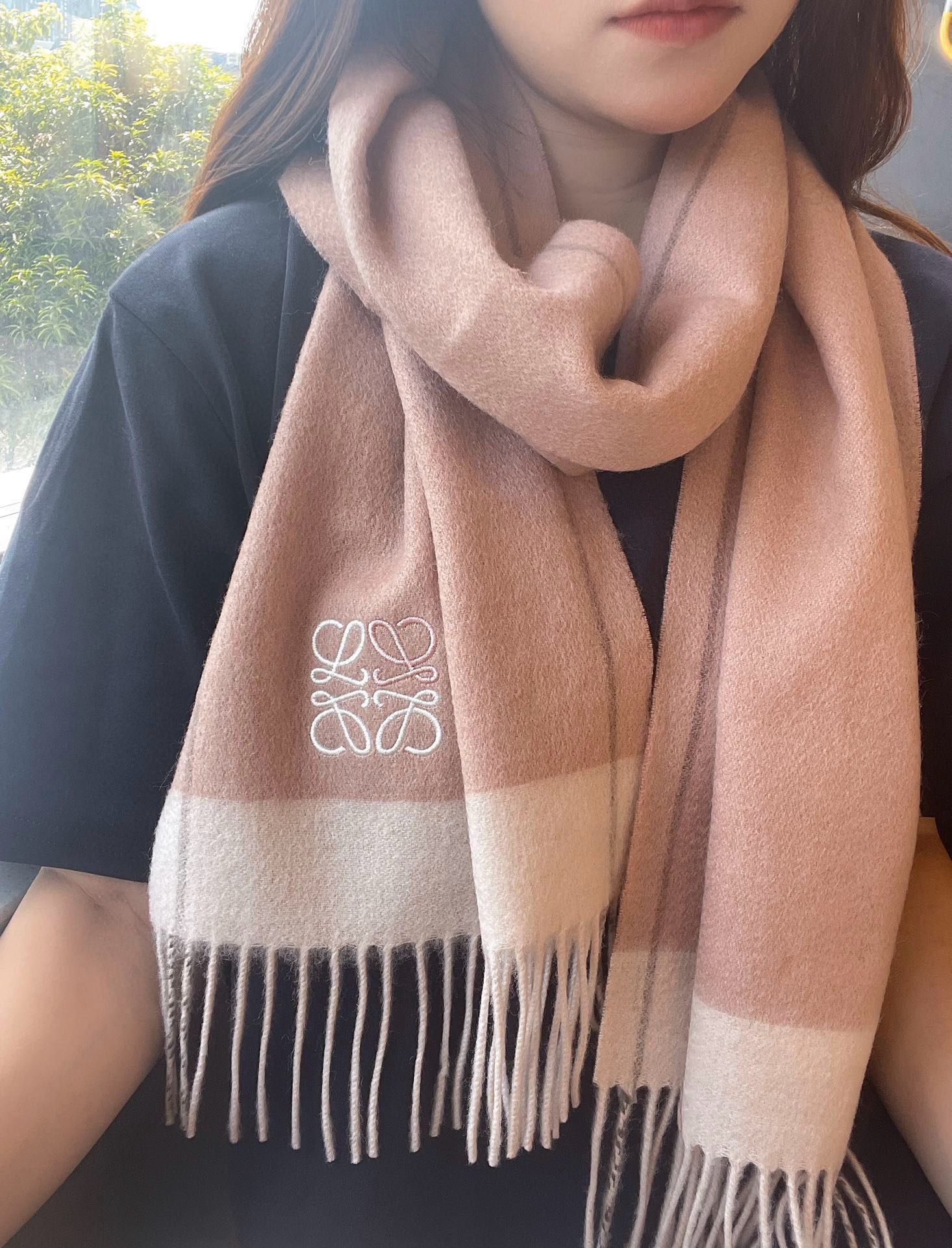 NO:184520,【Loewe · Luo Yiwei's rare gentle color scheme, low-key and elegant】It is recommended to be high-end, comfortable and fashionable temperament, niche, but full of big brands. Super Amway loewe's soft scarf that touches the heart, extremely simple color matching with eye-catching color change logo, the finishing touch is indeed not lose its beauty, the pursuit of successful people, the color is absolutely, a bit unique fairy-like, the absolute best choice for couples, the color is elegant, not enchanting original special matte yarn, specifications 30 x 180cm high-version scarf, high-version scarf, loewe, loewe19860909【Loewe · 罗意威难得一见的温柔配色,低调又不失优雅】重点推荐高级舒适时髦气质,名小众,却大牌范十足,超级安利loewe这款触动内心的柔美围巾,极其简单的颜色搭配抢眼的变色logo,点睛之笔确又不失美感,成功人士的追求,色彩绝对,有点独有的仙气,绝对的情侣款不二之选,颜色淡雅,不妖娆原版专用哑光纱线,规格30 x 180cm高版本围巾,高版本围巾,loewe,loewe,scarf