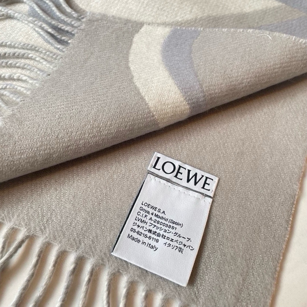 Loewe新品️原版品质打造市场最高版本超美新款围巾！超级推荐入手！超难买哦！！打了好多次版！终于出货最