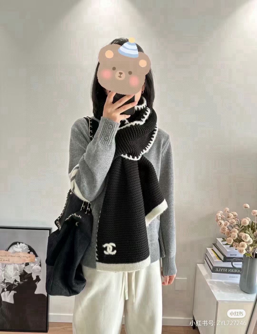 NO:184698,[C knitted cashmere scarf] for sale in the counter, black and white are eternal classics. The thick hook edge design is overall high-quality and simple. It is gentle and comfortable without any sense of tying. It is full of autumn and winter atmosphere, and it is warm and has a magical tool. It is extremely beautiful. The upper body is extremely skin-skin-colored. The first choice is the best high-end scarf, the high-end scarf for gifts. The first choice is the best high-end scarf, the high-end scarf for gifts.19860909【C针织勾边羊绒围巾】 专柜在售 黑白是永恒的经典 粗线钩边设计整体高级简约～带上温柔舒适没有丝毫扎感,满满秋冬氛围感,保暖又出片神器.美丽至极 上身极为衬肤色 百搭 送礼首选佳品高版本围巾,高版本围巾,scarf