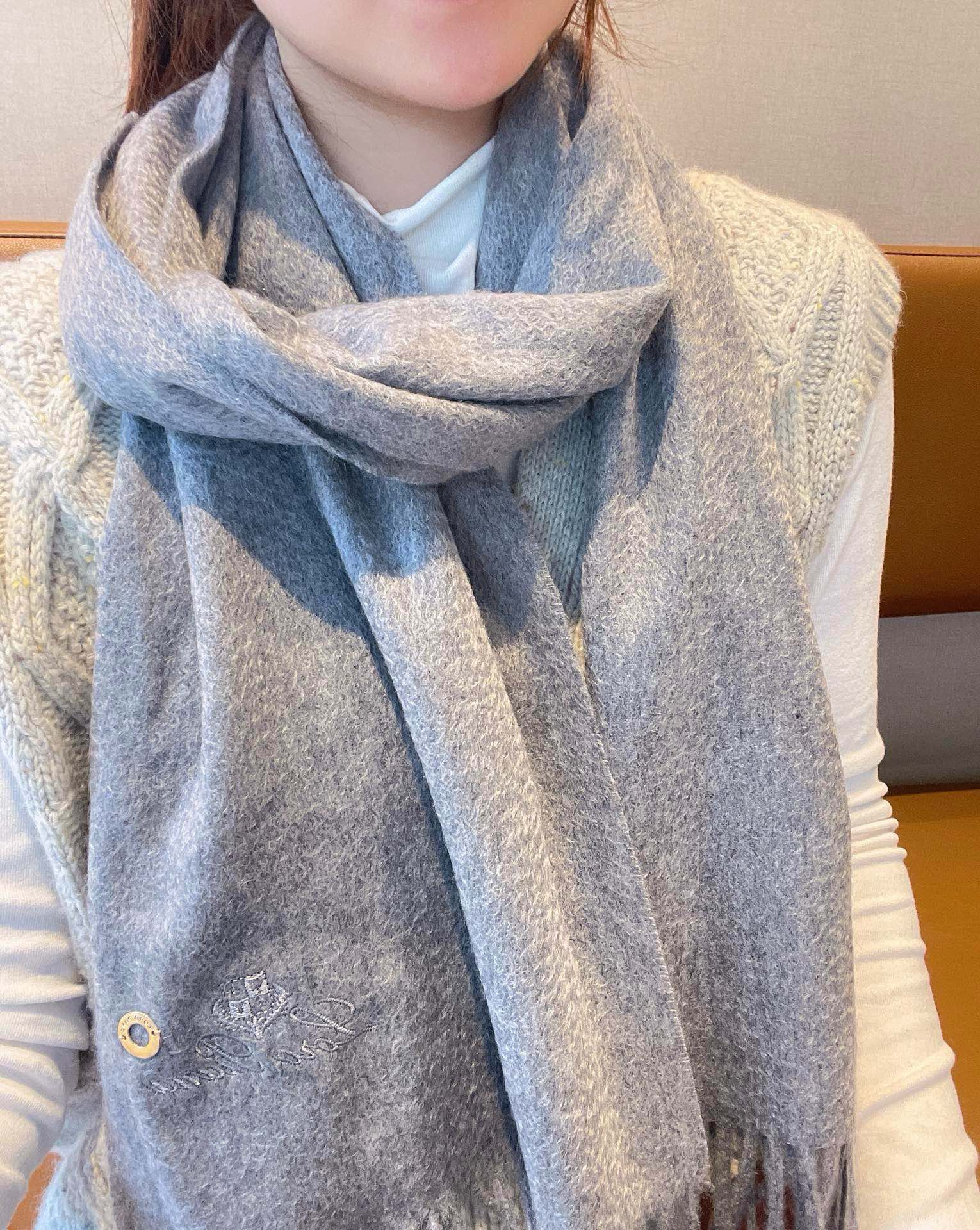 NO:185397,Loro Piana ·  Nuoyou Pianya autumn and winter new product [Best Cashmere Scarf] is too tall for people to keep. It is a big hit. It is a hot product. The best hard product is available in the channel. It is exported to Italy. The number of direct supply counters is very small. The customer-supplied fabric is soft and glutinous. After 