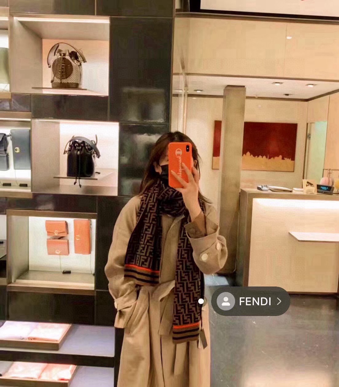 NO:186034,Fendi's classic FF letter scarf, Fendi has always taken off, it's so popular, this real and serious good thing is very important, and it's basically out of stock at home and abroad. This FF wind will continue to blow. It is said that many people go to the counter to buy FF in the entire series, in short, it's a surprise. Don't think it's too little, this specification is getting fewer and fewer, and cherish it. The upper body effect is very powerful!  Definitely a big deal!  The clear and clear FF letters are firm and distinct, and the style is very stylish. You can amazing the audience by taking photos with your mobile phone. The high-density and exquisite work of big brands is really exquisite and craftsmanship. Specifications, 35*190cm, customer-supplied cashmere high-version scarf, high-version scarf, fendi, fendi19860909Fendi经典FF字母围巾,芬迪一直都是起飞的状态,火的不要不要的,这款真真儿的正儿八经的好东西,真材实料非常重磅,不管国内还是国外基本也是全线断货的节奏,这股FF风会继续吹下去,据说很多人去专柜只要是FF都全系列的买,总之是惊喜.不要嫌少,这种规格越来越少且珍惜.上身效果气场非常强大！绝对是重磅！清晰明了的FF字母,紧致分明,版型更是非常有型,用手机拍出来都能惊艳全场高密度精工细作大牌的东西真的非常考究,匠心之作.规格,35*190cm,客供羊绒高版本围巾,高版本围巾,fendi,fendi,scarf