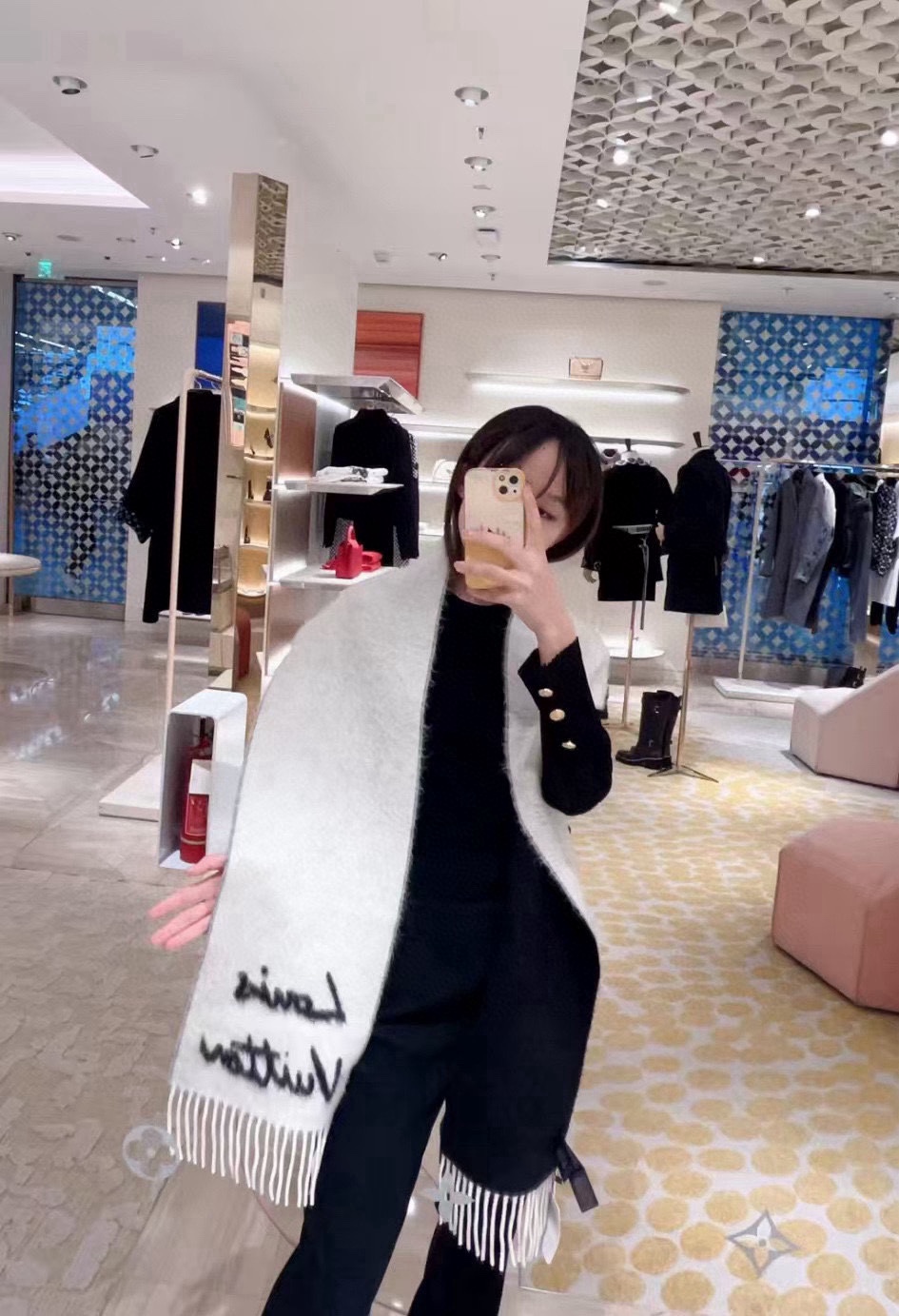 NO:186040,None of the most beautiful scarves in Dalujia, exclusive first release, Fluffygram scarf is made of alpaca and wool blend, and is brushed to create comfort and warmth. The handwritten Louis Vuitton logo is the finishing touch, injecting a trendy style into daily shape. Specifications 25 x 220 cm (height x length) 58 wool, 42 alpaca jacquard pattern Louis Vuitton logo pattern Tassel trim high-end scarf, high-end scarf, louis vuitton, louis vuitton, louis vuitton, louis vuitton19860909大驴家最美的围巾没有之一,独家首发,Fluffygram 围巾取材羊驼毛和绵羊毛混纺,以拉绒处理营造舒适暖意.手写体路易威登标识点睛一隅,为日常造型注入潮流格调. 规格25 x 220 厘米 (高 x 长度) 58 绵羊毛,42 羊驼毛 提花织纹 路易威登标识织纹 流苏饰边高版本围巾,高版本围巾,louis vuitton,louis vuitton,louis vuitton,scarf