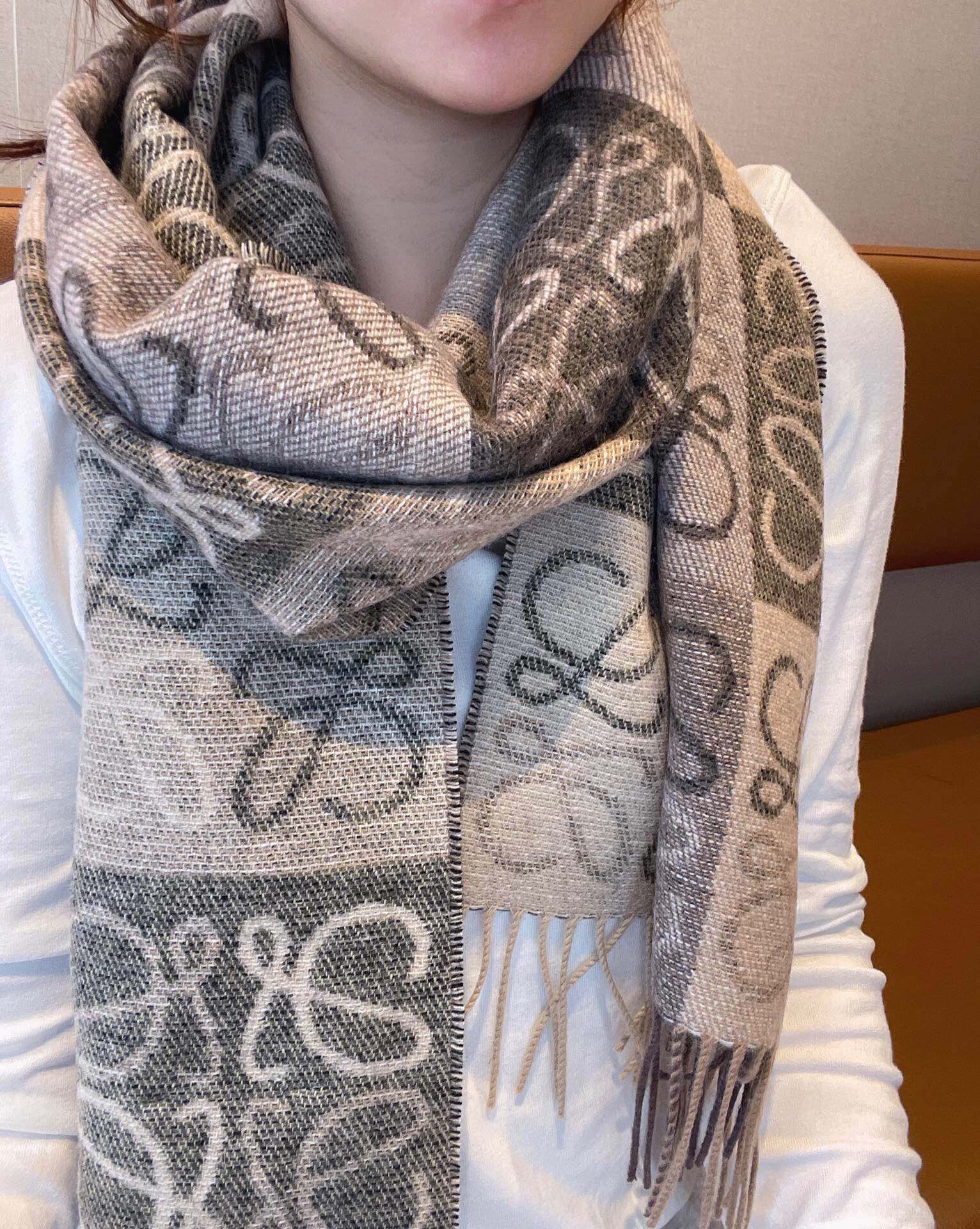 NO:186048,Loewe · Loewe [Avocado Color] [Dual Color Checkerboard Long Scarf] I am very lucky to get things from this brand. It is really rare. I rarely make orders in China. There are really few styles. Poor Loewe, as a top luxury brand in Spain, adheres to tradition, skills, enthusiasm, and exudes a unique Spanish aristocratic atmosphere! This model is a custom window model for Barcelona counters! The overall composition of the scarf is the most classic LOGO style design of their brand. Specifications are 40xcm, 90 wool cashmere high-version scarf, high-version scarf, loewe, loewe19860909Loewe · 罗意威【牛油果色】【双色棋盘格长巾】很幸運拿到這個品牌的東西,真的不多見,很少在國內做訂單,款式真的少的可怜羅意威作為西班牙的頂尖奢侈品牌,秉承傳統,技藝,熱誠,散髮獨特的西班牙貴族氣息！本款為巴塞羅納專櫃的櫥窗定制款！围巾整体构图为他们品牌最经典的LOGO风格设计.规格40xcm,90羊毛羊绒高版本围巾,高版本围巾,loewe,loewe,scarf
