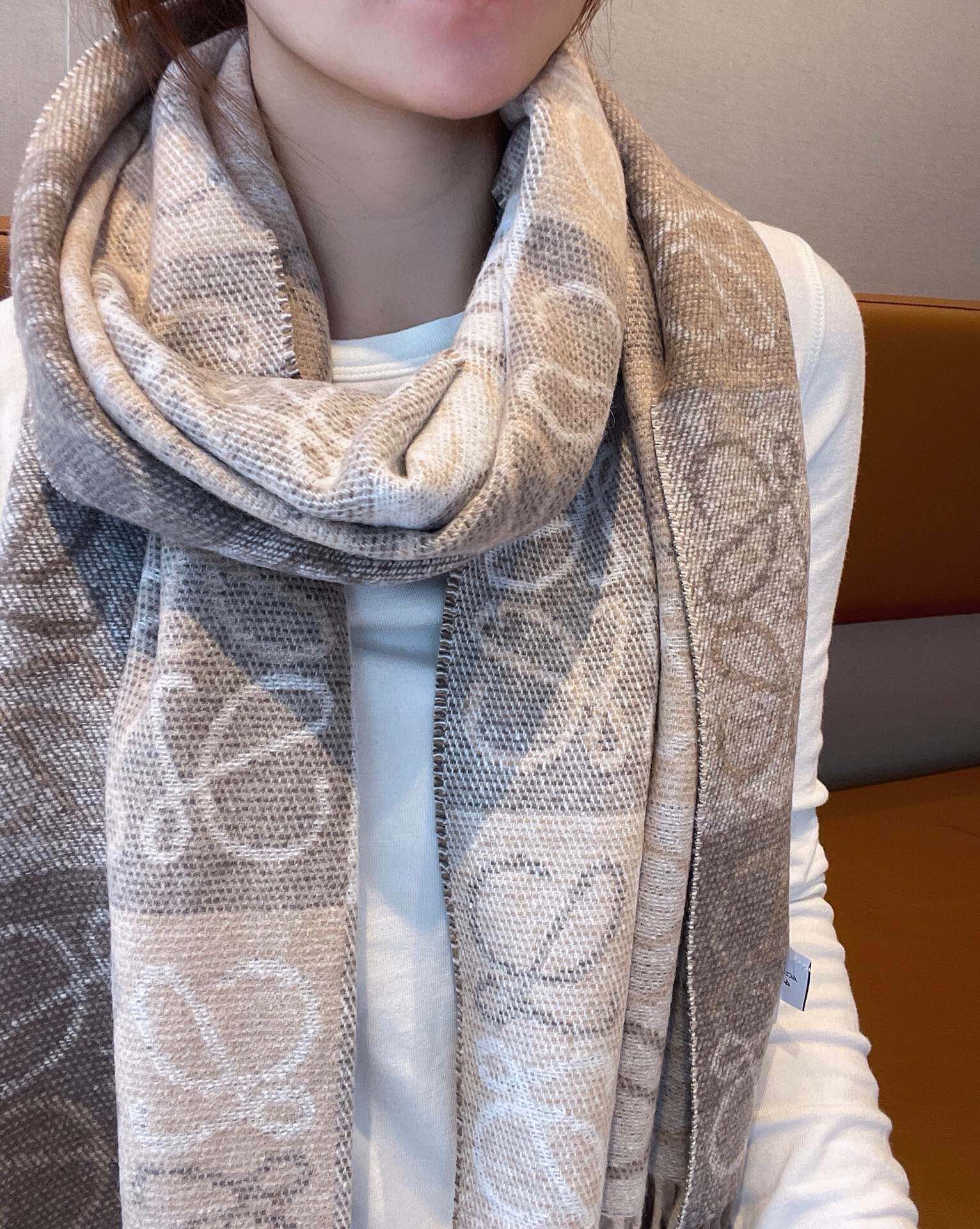 NO:186051,Loewe · Loewe [high-end classic rice camel color] [two-color chessboard long scarf] I am very lucky to get things from this brand. It is really rare. I rarely order in China. There are really few styles. Poor Loewe, as a top luxury brand in Spain, adheres to tradition, skills, enthusiasm, and exudes a unique Spanish aristocratic atmosphere! This model is a custom window model for Barcelona counters! The overall composition of the scarf is the most classic LOGO style design of their brand. Specifications are 40xcm, 90 wool cashmere high-version scarf, high-version scarf, loewe, loewe19860909Loewe · 罗意威【高版本经典米驼色】【双色棋盘格长巾】很幸運拿到這個品牌的東西,真的不多見,很少在國內做訂單,款式真的少的可怜羅意威作為西班牙的頂尖奢侈品牌,秉承傳統,技藝,熱誠,散髮獨特的西班牙貴族氣息！本款為巴塞羅納專櫃的櫥窗定制款！围巾整体构图为他们品牌最经典的LOGO风格设计.规格40xcm,90羊毛羊绒高版本围巾,高版本围巾,loewe,loewe,scarf