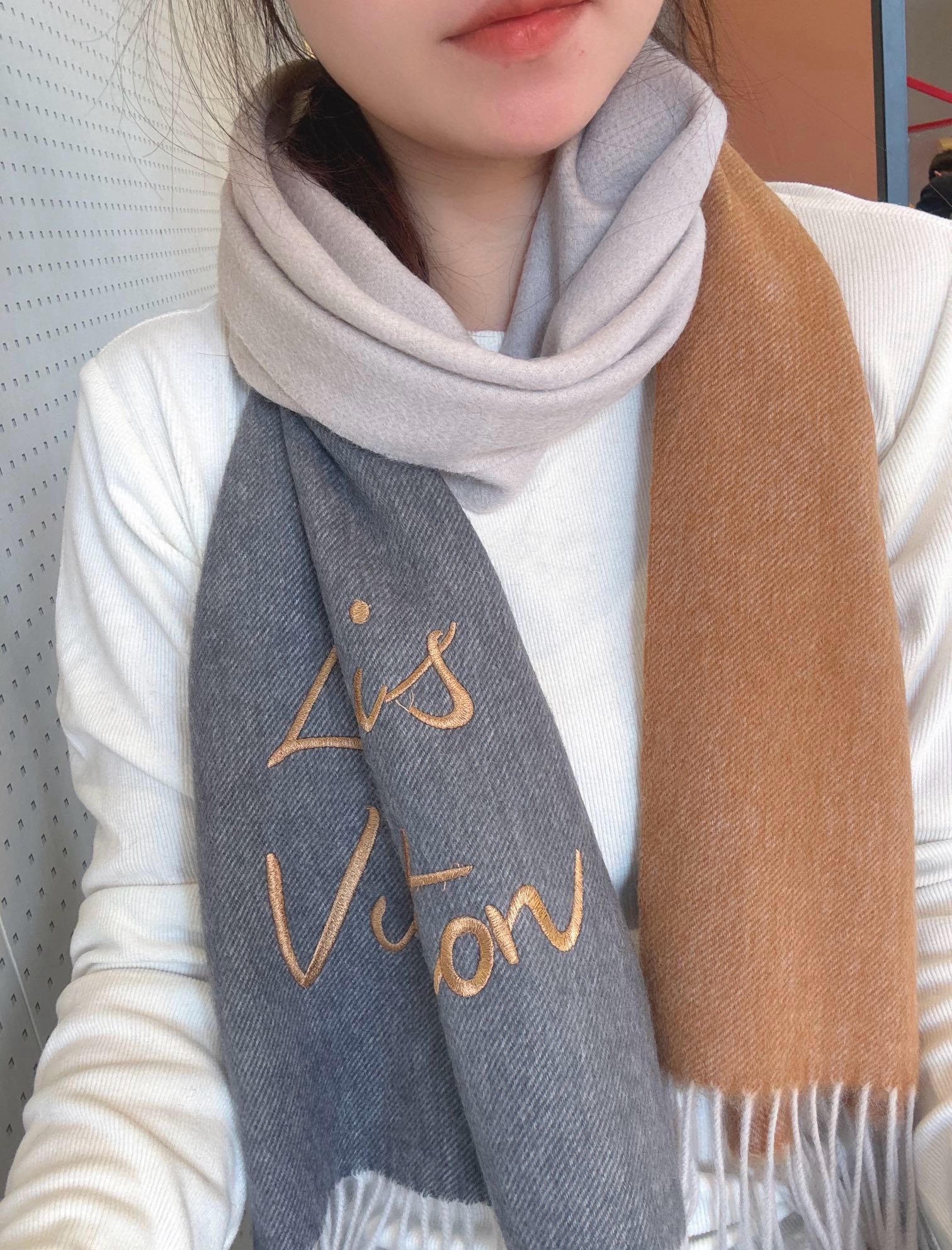 NO:186053,[Da Lujia’s new gradient scarf, exquisite gentle color matching, super obsessed temperament low-key, quiet and elegant] Highlights recommended for high-end comfortable and fashionable temperament, simple but not simple, full of big brands, Super Amway Da Lu’s soft scarf that touches the heart, gradient color design and signature letter logo, the finishing touch is indeed not lost, the pursuit of successful people, the color is definitely a bit unique fairy-like, the absolute best choice for couples, the color is elegant, not enchanting specifications 30 x 180cm high-version scarf, high-version scarf, louis vuitton, louis vuitton19860909【大驴家新款渐变围巾,精致的温柔配色,超级迷恋气质低调恬静又不失优雅】重点推荐高级舒适时髦气质,简约却又不简单,大牌范十足,超级安利大驴这款触动内心的柔美围巾,渐变拼色的颜色设计搭配签名版字母logo,点睛之笔确又不失美感,成功人士的追求,色彩绝对有点独有的仙气,绝对的情侣款不二之选,颜色淡雅,不妖娆规格30 x 180cm高版本围巾,高版本围巾,louis vuitton,louis vuitton,scarf
