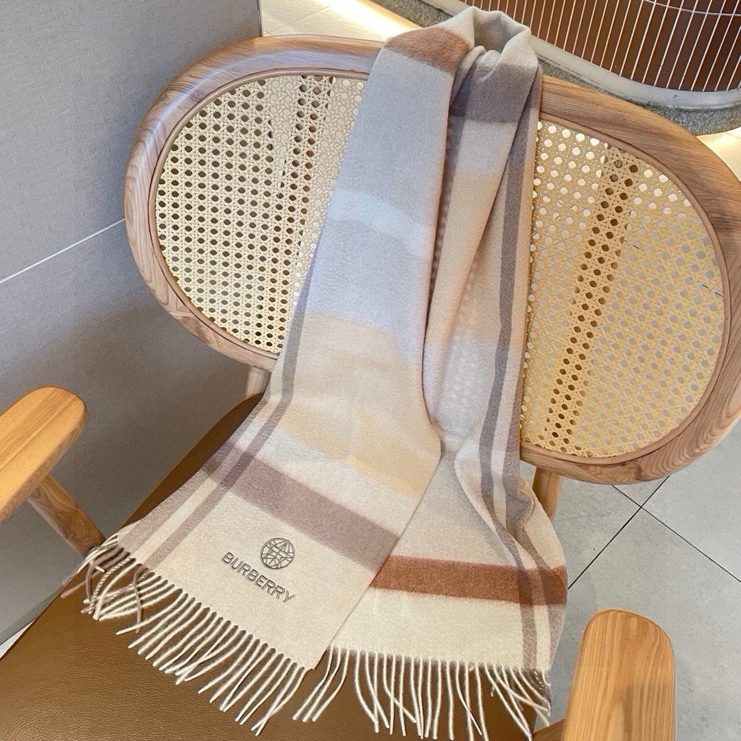 New Burberry Barborie’s Heavy-Foiled Wool Scarf: Stylish and Luxurious Accessory! - 图片 5
