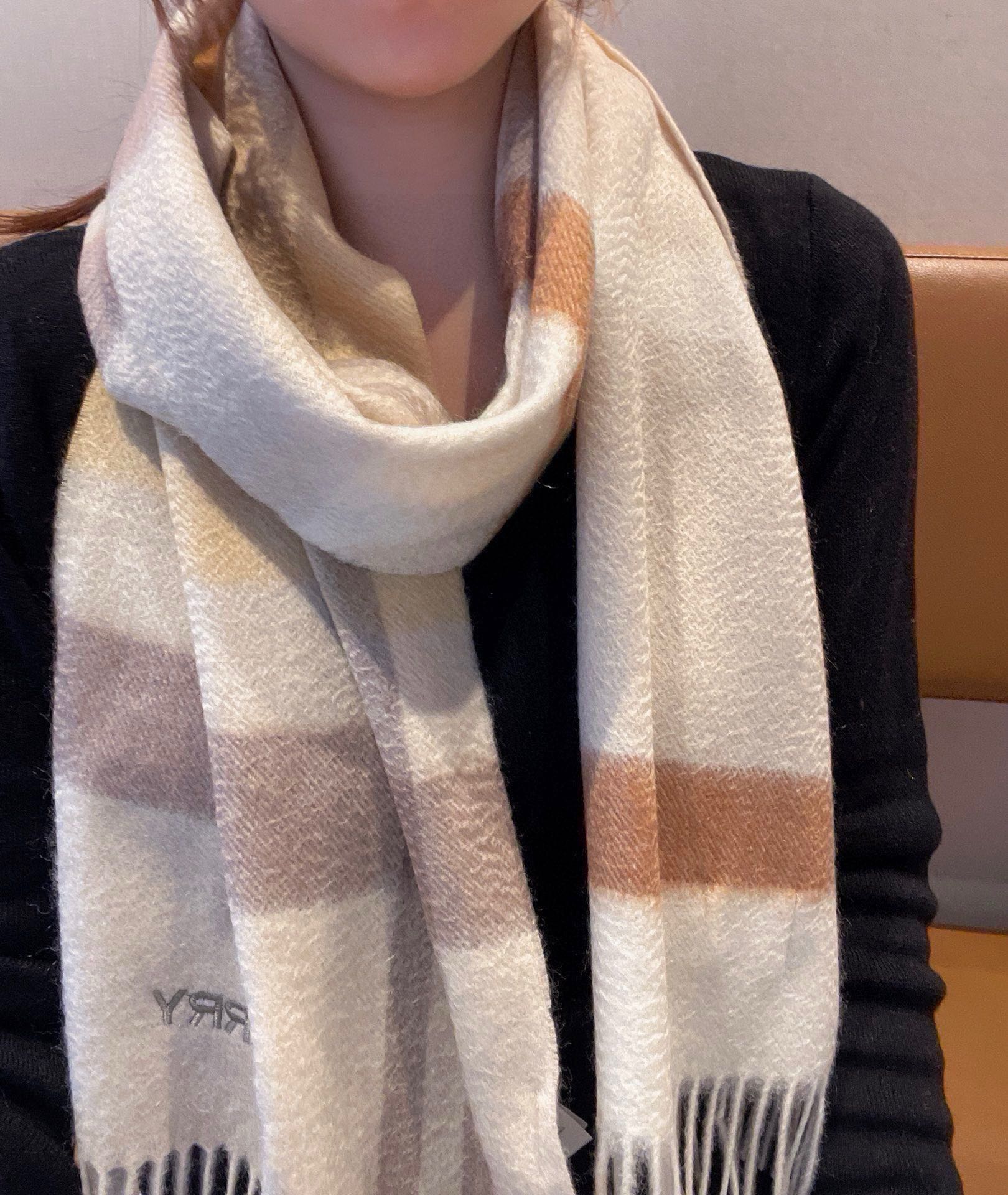 New Burberry Barborie’s Heavy-Foiled Wool Scarf: Stylish and Luxurious Accessory! - 图片 1