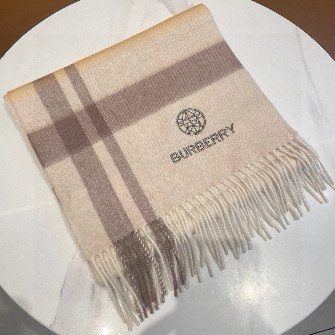 New Burberry Barborie’s Heavy-Foiled Wool Scarf: Stylish and Luxurious Accessory! - 图片 3