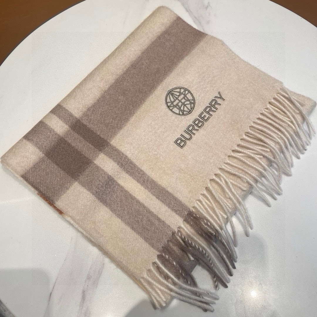 New Burberry Barborie’s Heavy-Foiled Wool Scarf: Stylish and Luxurious Accessory! - 图片 7