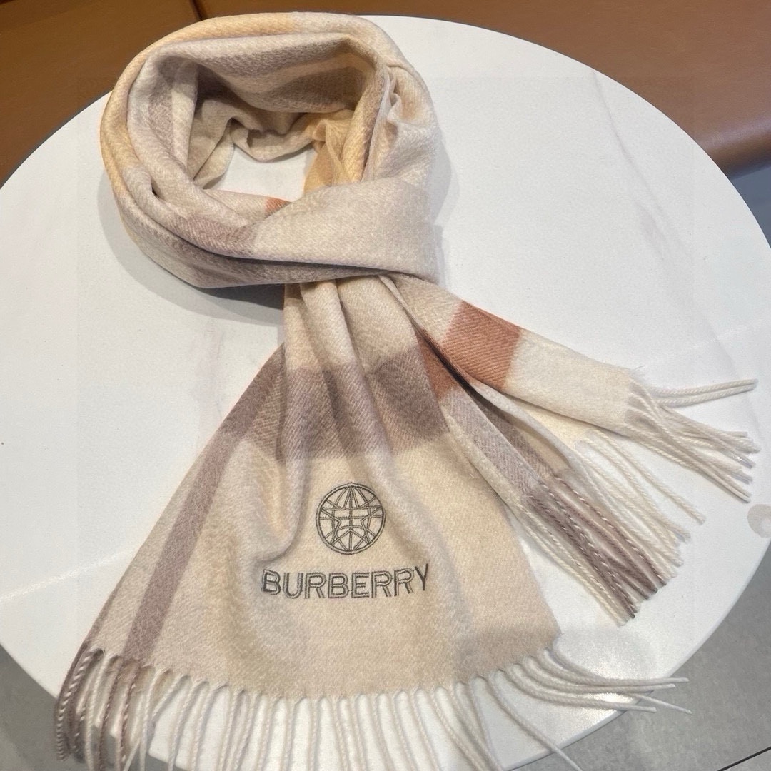 New Burberry Barborie’s Heavy-Foiled Wool Scarf: Stylish and Luxurious Accessory! - 图片 6