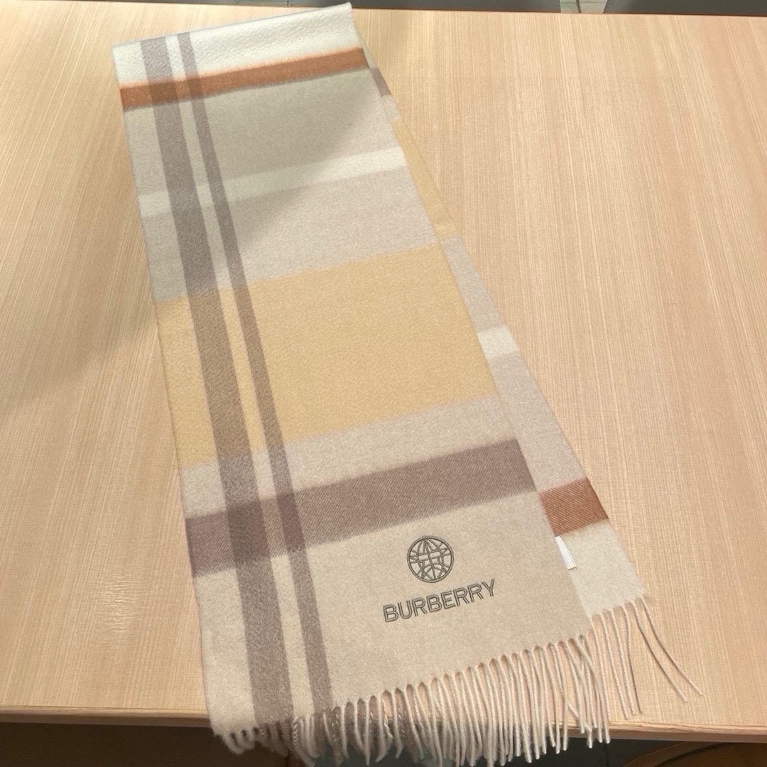 New Burberry Barborie’s Heavy-Foiled Wool Scarf: Stylish and Luxurious Accessory! - 图片 9
