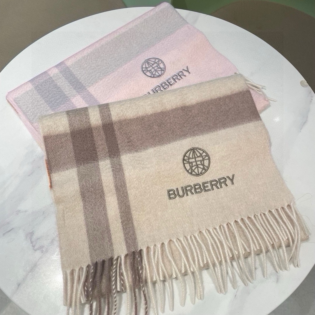 New Burberry Barborie’s Heavy-Foiled Wool Scarf: Stylish and Luxurious Accessory! - 图片 2