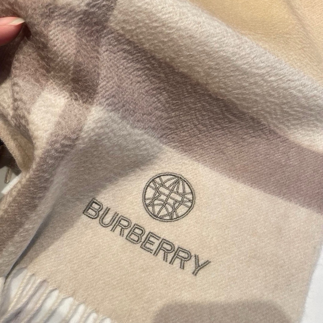 New Burberry Barborie’s Heavy-Foiled Wool Scarf: Stylish and Luxurious Accessory! - 图片 4