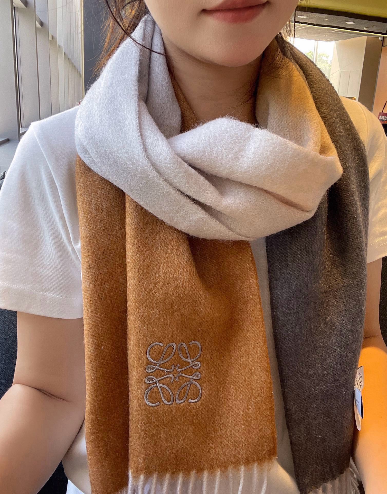 NO:186823,【Loewe · Loewe Gradient Scarf, exquisite gentle color matching, super obsessed temperament low-key, quiet and elegant】 Highlights are recommended for high-end comfortable and fashionable temperament, simple but not simple, niche but full of big brands, Super Amway This soft scarf that touches the heart, the gradient color block color design is matched with the classic square logo, the finishing touch is indeed not lost, the pursuit of successful people, the color is definitely a bit unique fairy-like, the absolute best choice for couples, the color is elegant, not enchanting specifications 30 x 180cm high-version scarf, high-version scarf, loewe, loewe19860909【Loewe · 罗意威渐变围巾,精致的温柔配色,超级迷恋气质低调恬静又不失优雅】重点推荐高级舒适时髦气质,简约却又不简单,名小众却大牌范十足,超级安利罗意威这款触动内心的柔美围巾,渐变拼色的颜色设计搭配经典的方块标志,点睛之笔确又不失美感,成功人士的追求,色彩绝对有点独有的仙气,绝对的情侣款不二之选,颜色淡雅,不妖娆规格30 x 180cm高版本围巾,高版本围巾,loewe,loewe,scarf