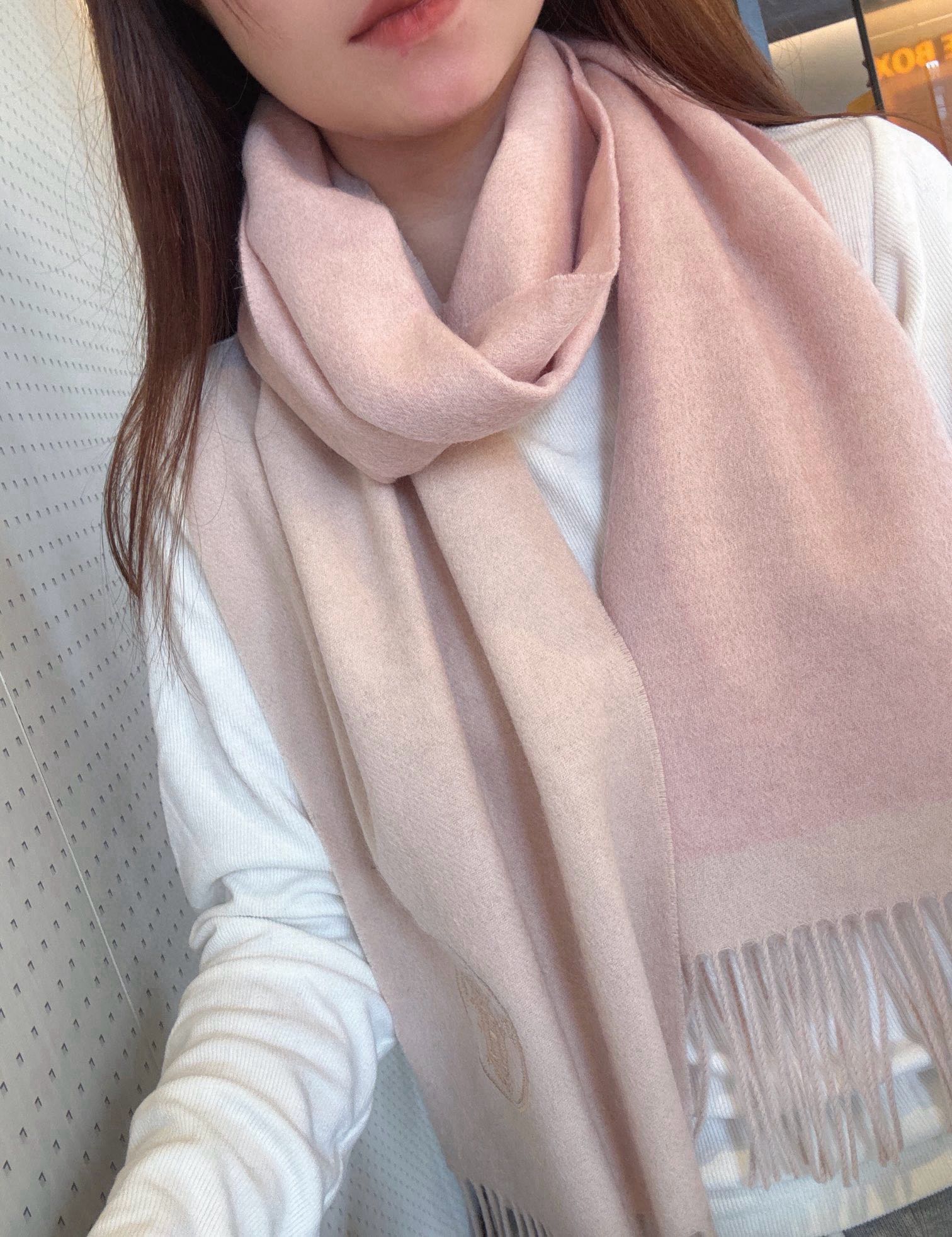 NO:186827,【Hermes · Hermes, the rare gentle color matching of Big H, low-key and elegant】The key recommendation is the color-blocking striped design, heavy industry classic carriage embroidery, one scarf matches two styles, high-end, comfortable and fashionable temperament, full of big brand style, Super Amway Da H, this soft scarf that touches the heart, extremely simple color matching low-key carriage embroidery logo, the finishing touch is indeed not without beauty, the pursuit of successful people, the color is absolutely, a bit unique fairy-like, the absolute best choice for couples, the color is elegant, not enchanting specifications 30 x 180cm high-version scarf, high-version scarf, hermes, hermes19860909【Hermes · 爱马仕,大H难得一见的温柔配色,低调又不失优雅】重点推荐拼色条纹设计,重工经典马车刺绣,一条围巾两种风格搭配,高级舒适时髦气质,大牌范十足,超级安利大H这款触动内心的柔美围巾,极其简单的颜色搭配低调的马车刺绣logo,点睛之笔确又不失美感,成功人士的追求,色彩绝对,有点独有的仙气,绝对的情侣款不二之选,颜色淡雅,不妖娆规格30 x 180cm高版本围巾,高版本围巾,hermes,hermes,scarf