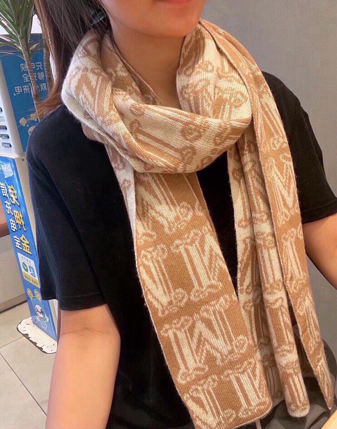 NO:186836,MaxMara classic knitted cashmere scarf has been arranged in a very straightforward way. The original order of genuine export has been delivered, one of which has just passed the customs and jumped straight into the UK. The last batch is still in emergency production. I don’t want to describe this kind of goods anymore. It’s a must-have for thousands of years. It’s universal for men and women. The buyer takes away some of the goods. The fabric cashmere feels soft and not heavy. It’s super warm and skin-friendly. It’s low-key and luxurious. Every color is so love-explosive that every color must be arranged. Such a good price, I missed the size 30*180cm high-version scarf, high-version scarf19860909MaxMara经典针织羊绒围巾来个硬货.麻溜的安排上.纯正出口原订单已经交货一批,其中一批刚过海关,直蹦英国.最后一批还在紧急生产中.这种货已经不想多描述了,万年必备款.男女通用.买手带走一部分.面料羊绒.手感软糯,不厚重.超级保暖亲肤.及其低调奢华每个色都是爱到爆炸每色必须安排上.这么好的价位,错过敲烂脑壳儿size30*180cm高版本围巾,高版本围巾,scarf